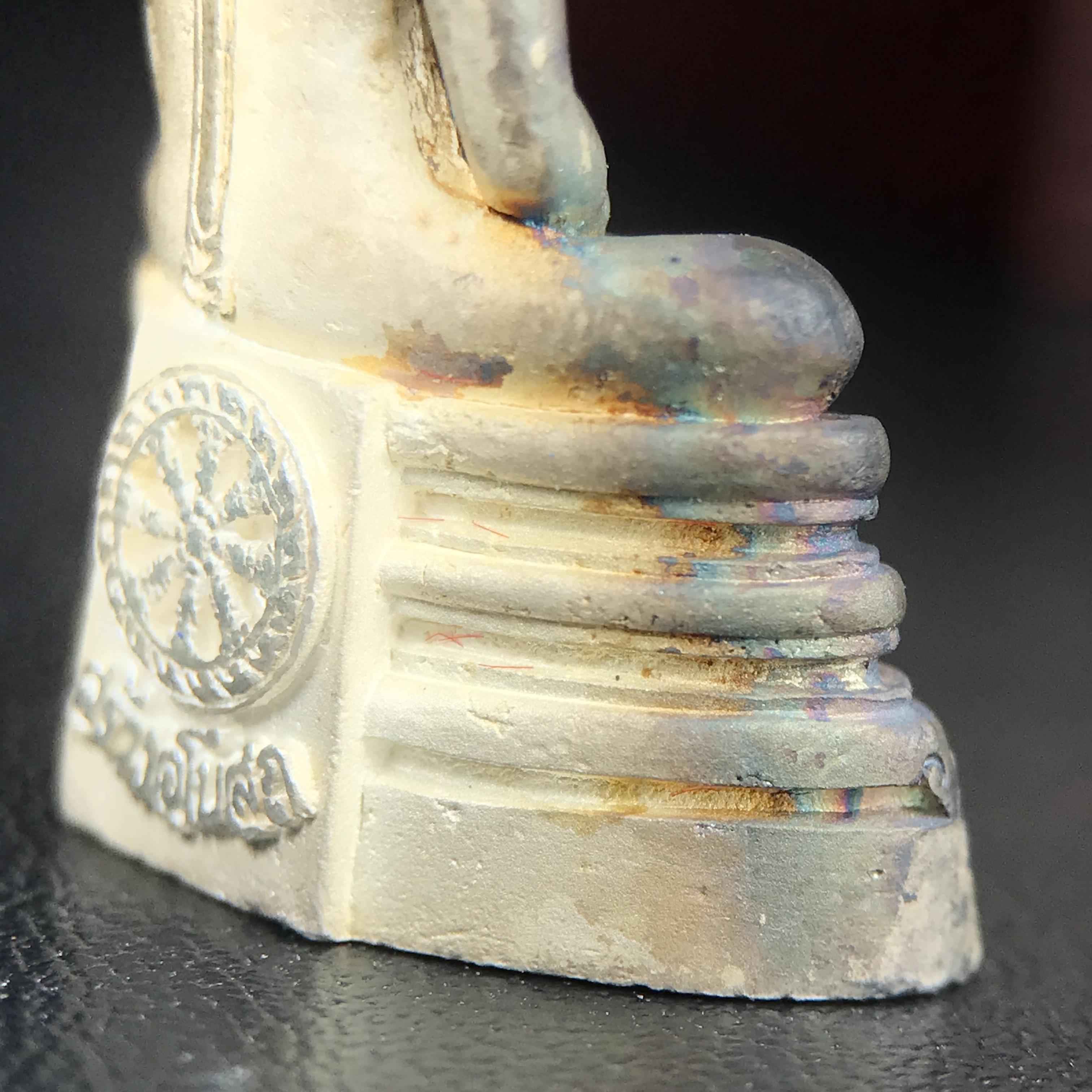 พระพุทธโสธร(หลวงพ่อโสธร) รุ่นสร้างอุโบสถ ปี2539 เนื้อเงินทรายนวลขัดเงาบางส่วน ลอยองค์พิมพ์ใหญ่ สภาพสวยกล่องบรรจุเดิมครบสมบูรณ์(งานแพรนด้า จิวเวลรี่)สวยงดงาม(เนื้อเงินผิวเดิมรุ้งสวยสวย องค์หมายเลขสวย ๒๒๒๒๕)