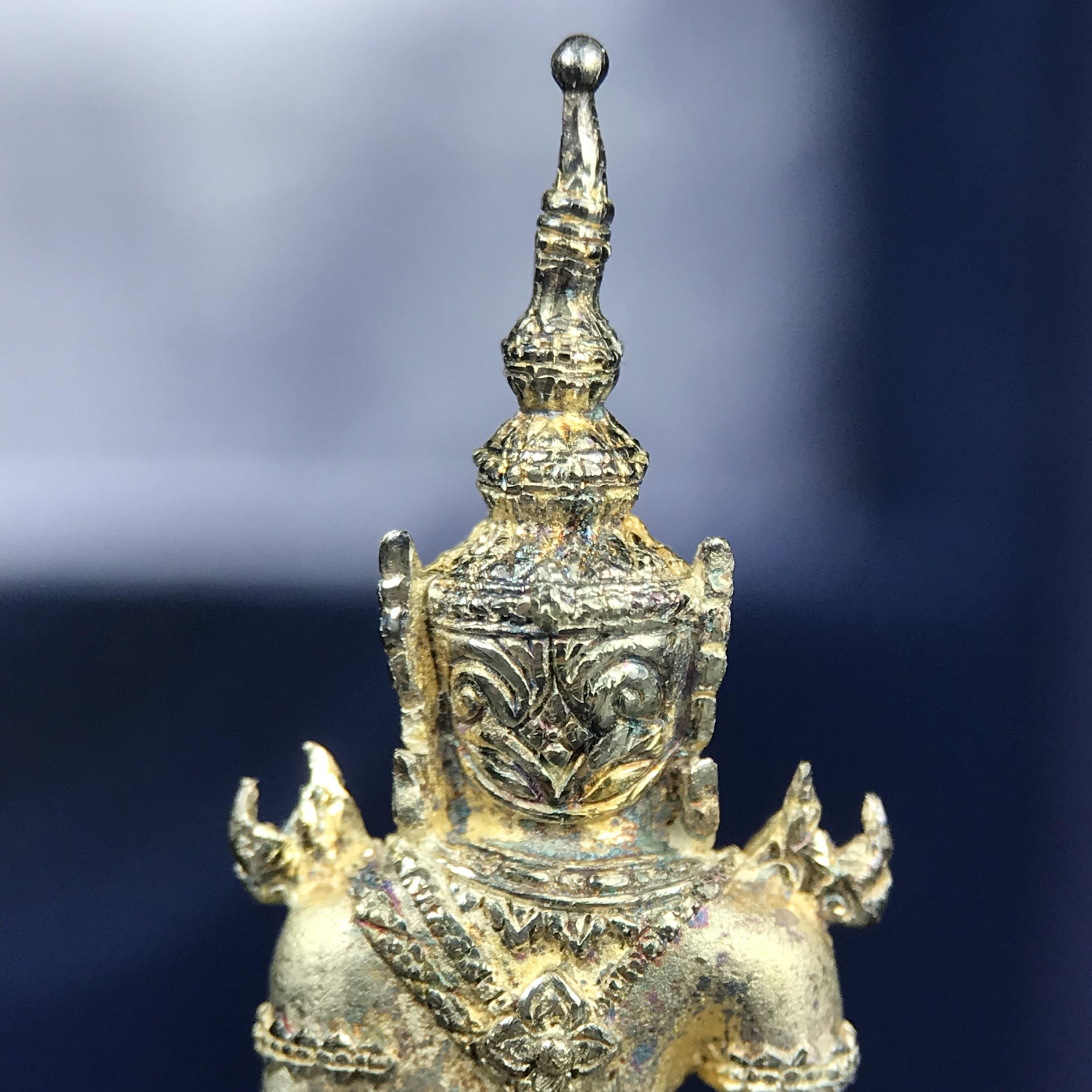 พระแก้วมรกต ภปร. ปี 2547 จัดสร้างโดยโรงพยาบาลภูมิพลอดุลยเดช เนื้อเงิน(3 กษัตริย์) ลอยองค์ หน้าตัก 1/2 นิ้ว สูง 3.7 ซม.พิธีมหามังคาภิเษก ณ พระอุโบสถวัดพระศรีรัตนศาสดาราม(วัดพระแก้ว) งดงามทรงคุณค่าอีกหนึ่งรุ่นยอดนิยม หายาก(องค์หมายเลข ๑๔๑๔)