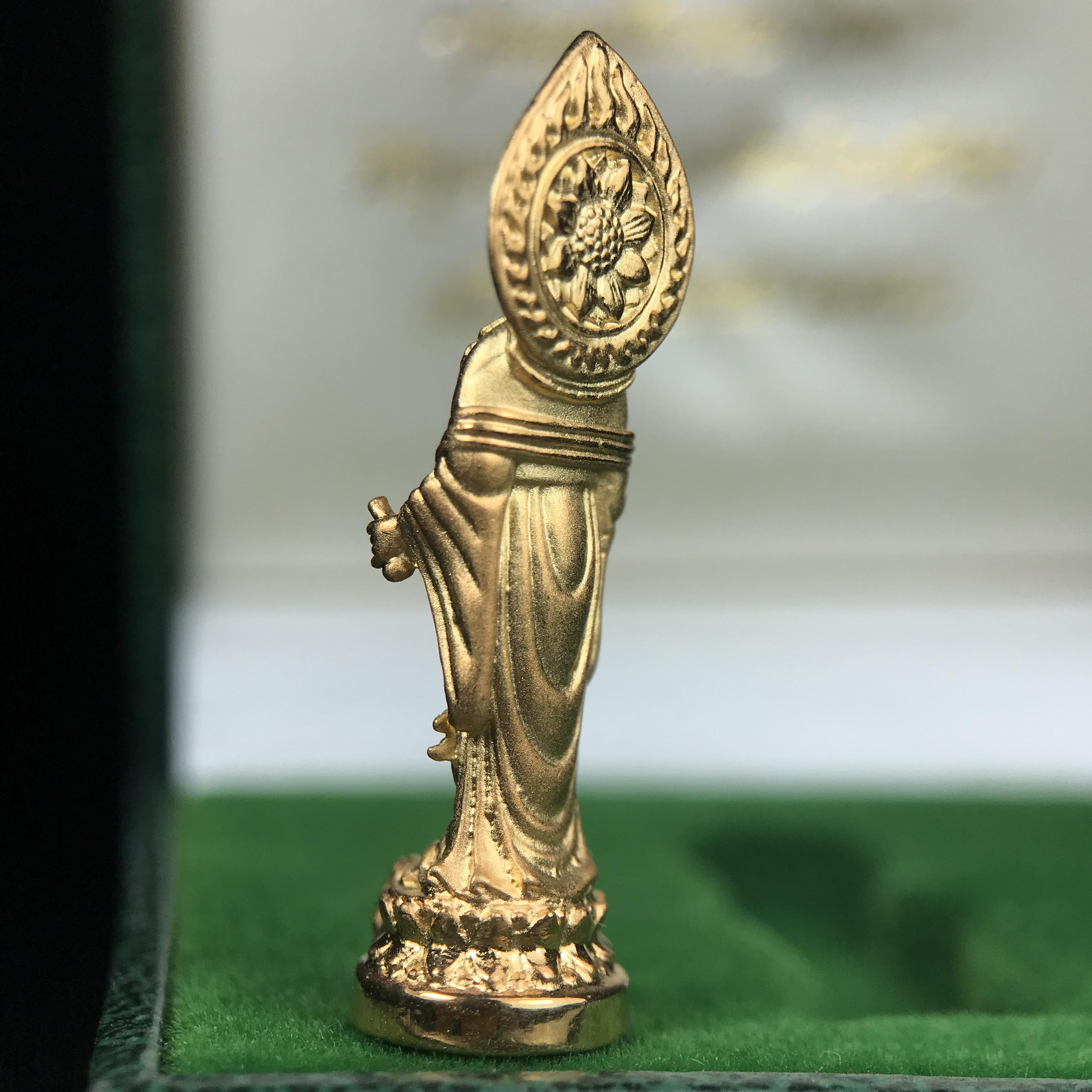 พระโพธิสัตว์อวโลกิเตศวร (เจ้าแม่กวนอิม) รุ่นฉลองปีกาญจนาภิเษก ปี 2540 เนื้อชุบทอง กะไหล่ทอง พ่น ทราย(สวยดุจทองคำ) เทศบาลนครหาดใหญ่จัดสร้างถวายเฉลิมพระเกียรติพระบาทสมเด็จพระเจ้าอยู่หัวทรงครองสิริราชสมบัติครบ 50 ปี(สภาพสวยเดิมพร้อมกล่องบรรจุเดิม)หายาก