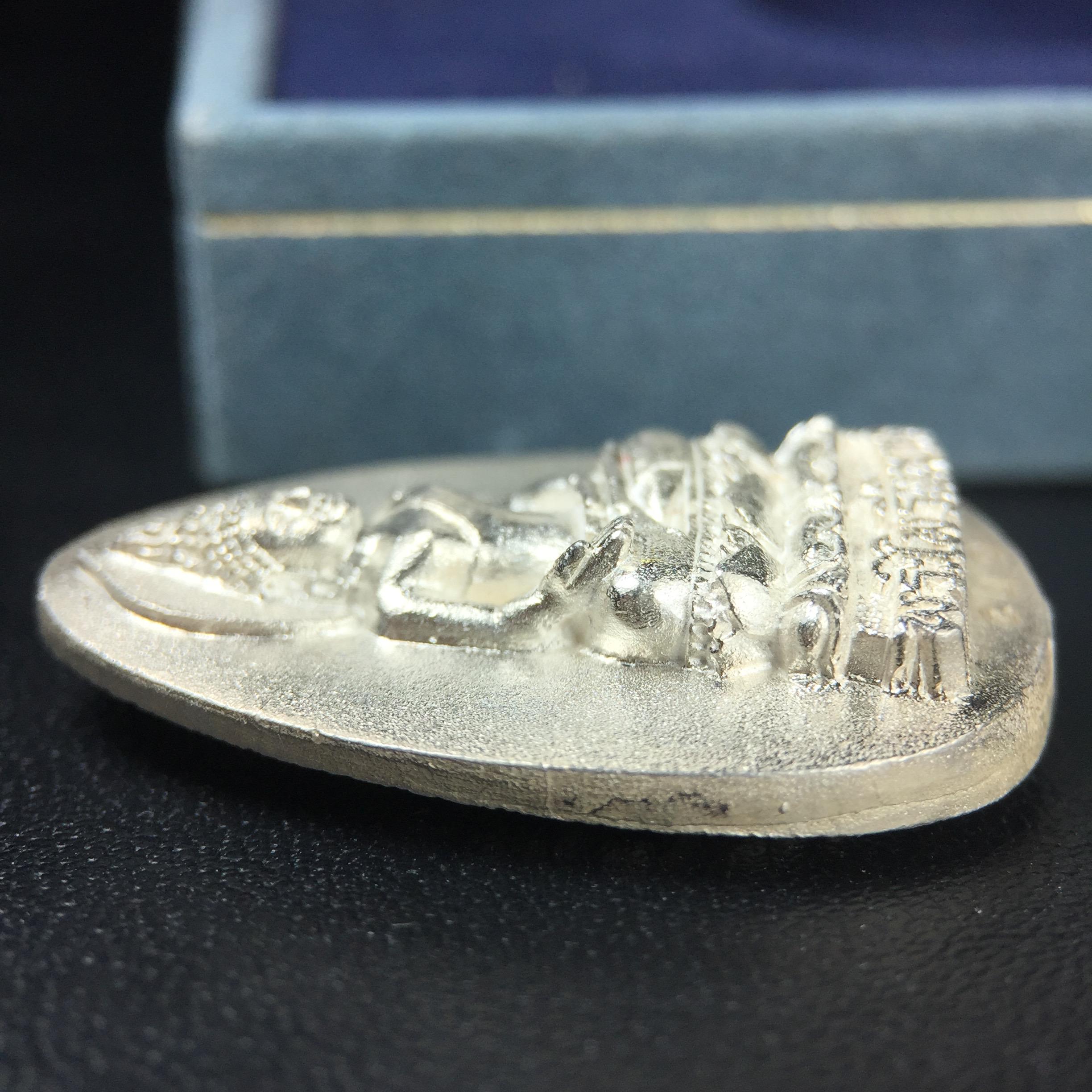 เหรียญพระไพรีพินาศตราสัญลักษณ์ หลัง สก มหามงคลเฉลิมพระชนมพรรษา 5 รอบ ครบ 60 พรรษาพระราชินีในหลวงรัชกาลที่ 9 ปี 2535 วัดบวรนิเวศวิหาร เนื้อเงิน(หมายเลข ๔๒๐)พร้อมกล่องบรรจุเดิมสวยครบ (เนื้อเงินรุ่นนี้พบเจอน้อยมาก)