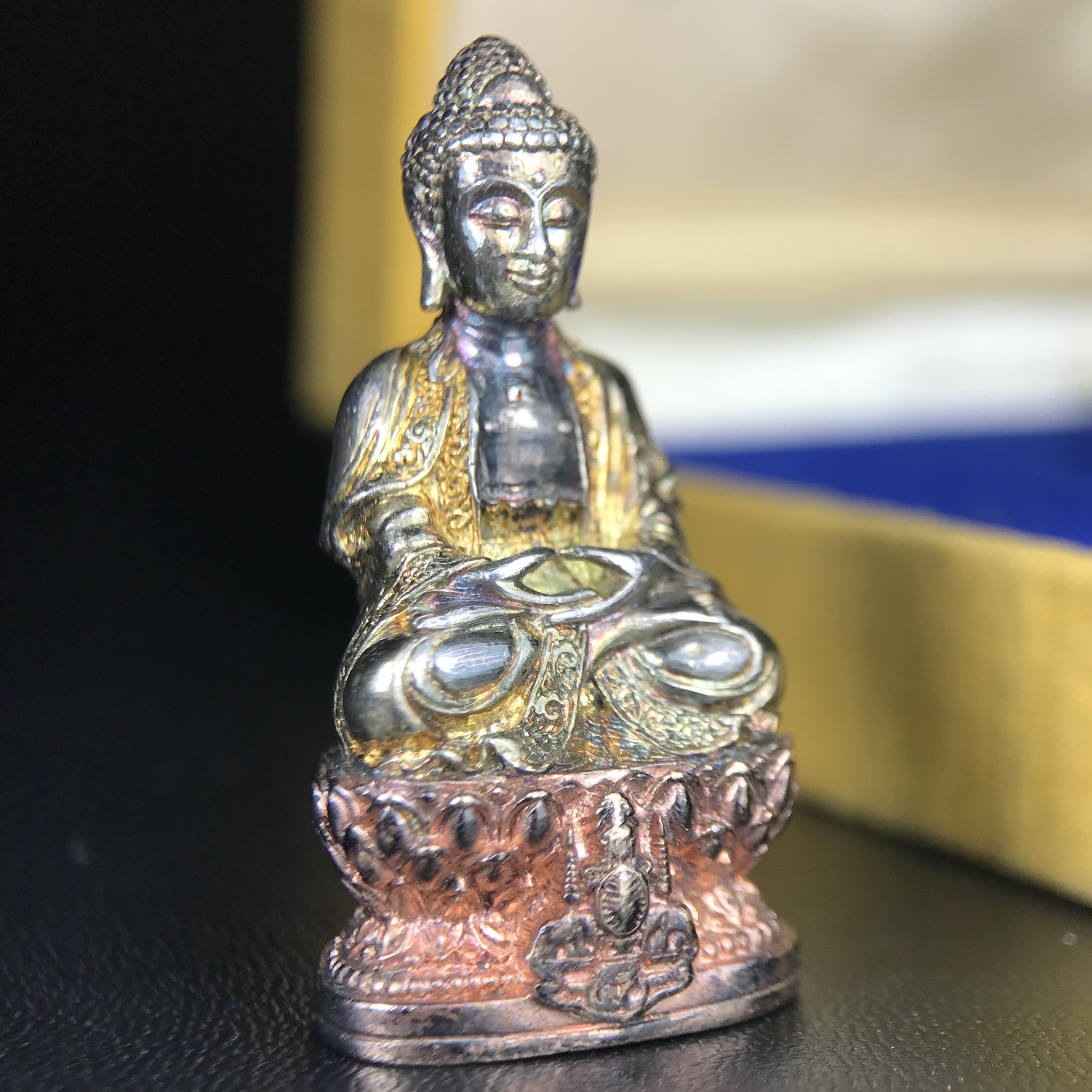 พระกริ่งจีน "ต้าเยิ่นถะ" ชุดกาญจนาภิเษกครองราชย์ 50 ปี วัดบวรนิเวศวิหาร ปี 2538 เนื้อเงินสามกษัตริย์ 99.99% สูง 3.8 ซม. (สภาพผิวสวยเดิมติดรุ้งๆ พิธีใหญ่ พุทธศิลป์งดงาม) สภาพสวยเดิมพร้อมกล่องบรรจุเดิม ***ตอกโค๊ดหมายเลข ๖๒๙๒***