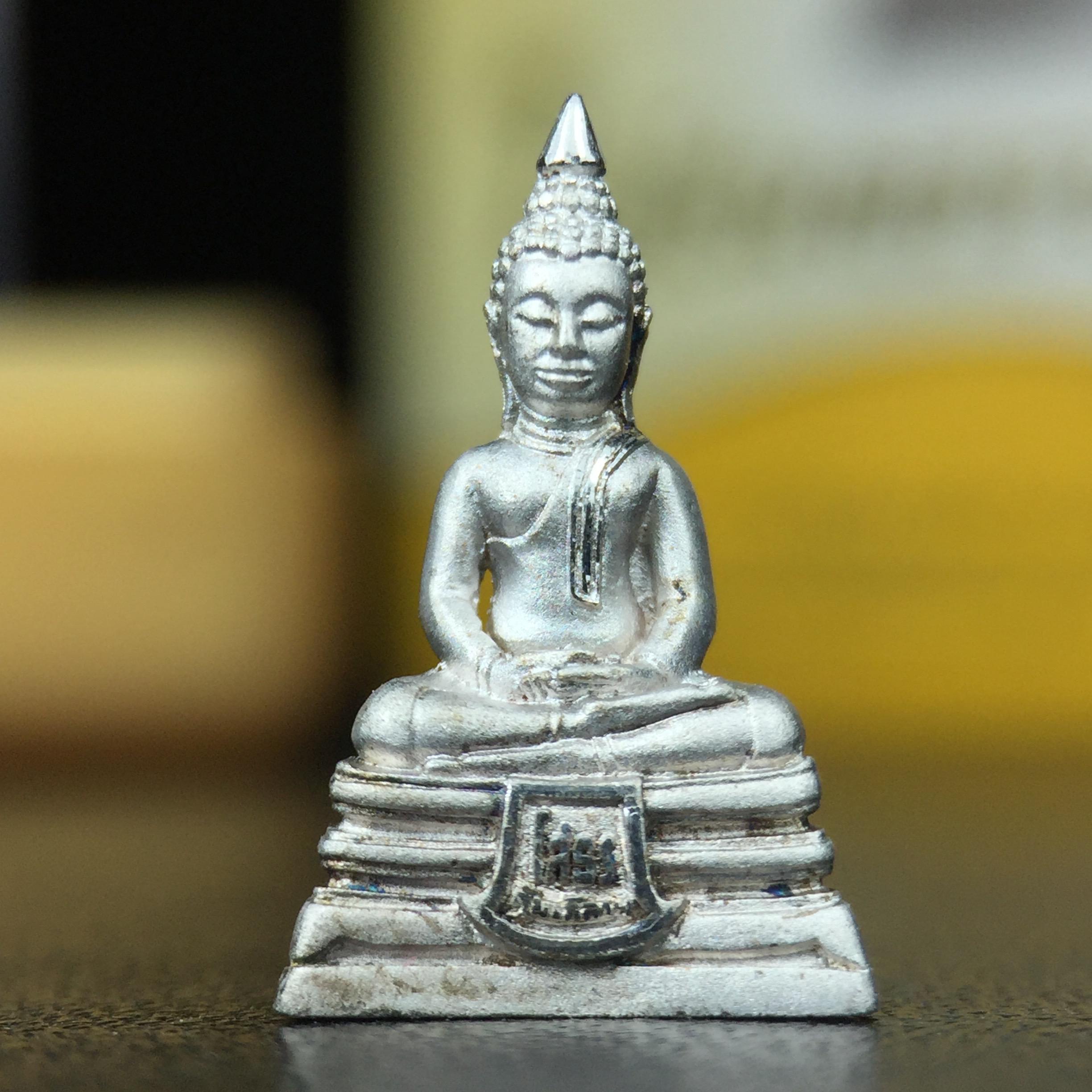 พระพุทธโสธร คุ้มเกล้าฯ ภปร.(ใต้ร่มพระบารมี คุ้มเกล้า) 60ปี รพ.ภูมิพลฯ พ.ศ.2552 เนื้อเงิน ชุบทองคำขาว(ลอยองค์พิมพ์ เล็ก ขนาด 11.5*10.5 มม.) 1 ใน 20000 องค์