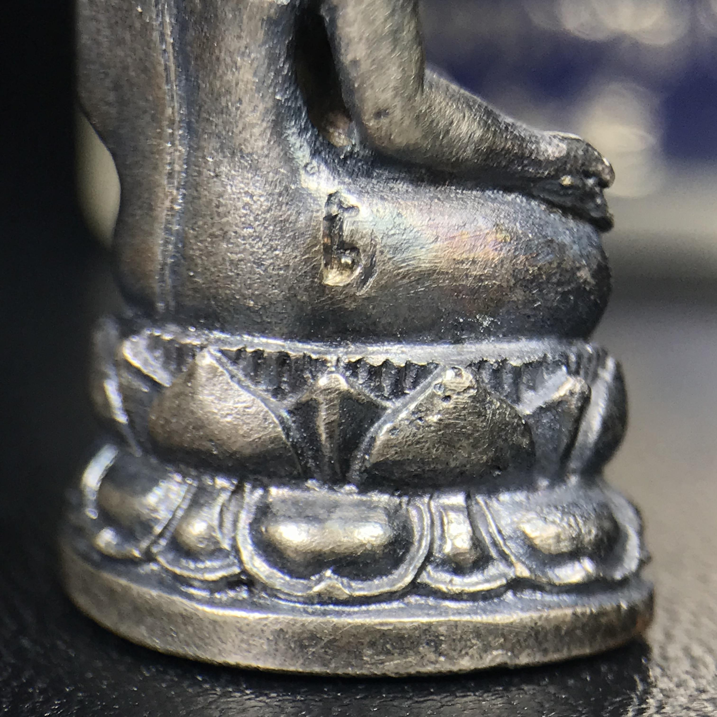 พระกริ่งไพรีพินาศ ภปร. รุ่นแรกของประเทศไทย วัดปทุมวนาราม ปี 2535 เนื้อเงิน(ผิวเดิม ผิวขึ้นรุ้งทั่วองค์ สวย งดงาม)(เข้มขลังทรงอานุภาพยิ่งใหญ่ กำราบศัตรูพ่ายสิ้น) ขนาดสูง 3 ซม. พร้อมกล่องบรรจุเดิมครบสมบูรณ์ (ในหลวงรัชกาลที่9เสด็จเททอง)(1ใน3000องค์)นิยมหายาก