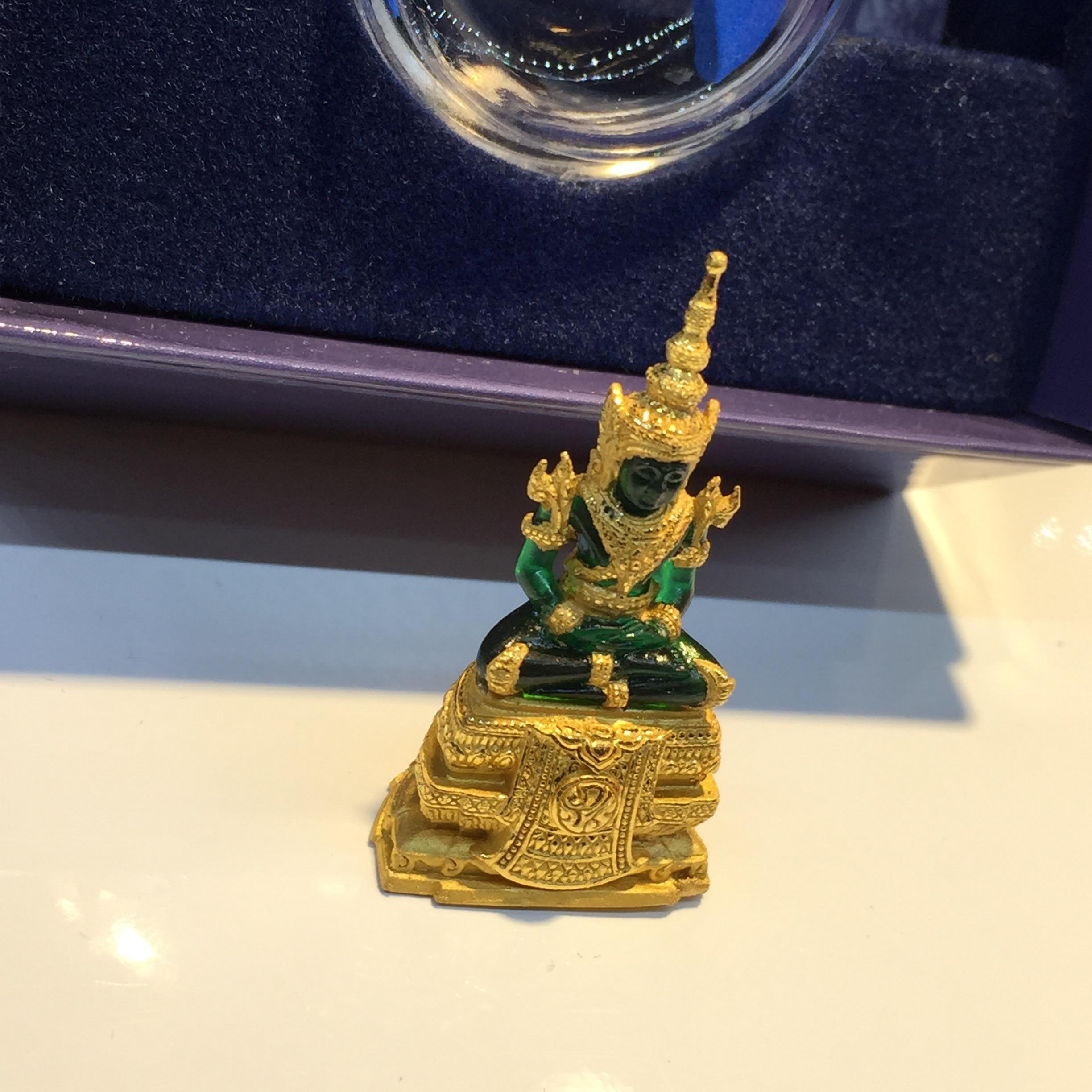 พระแก้วมรกตลอยองค์ ภปร. เนื้อเรซิ่นหุ้มทองคำ หน้าตัก 1/2 นิ้ว จัดสร้างโดยรพ.ภูมิพลฯ ปี2547