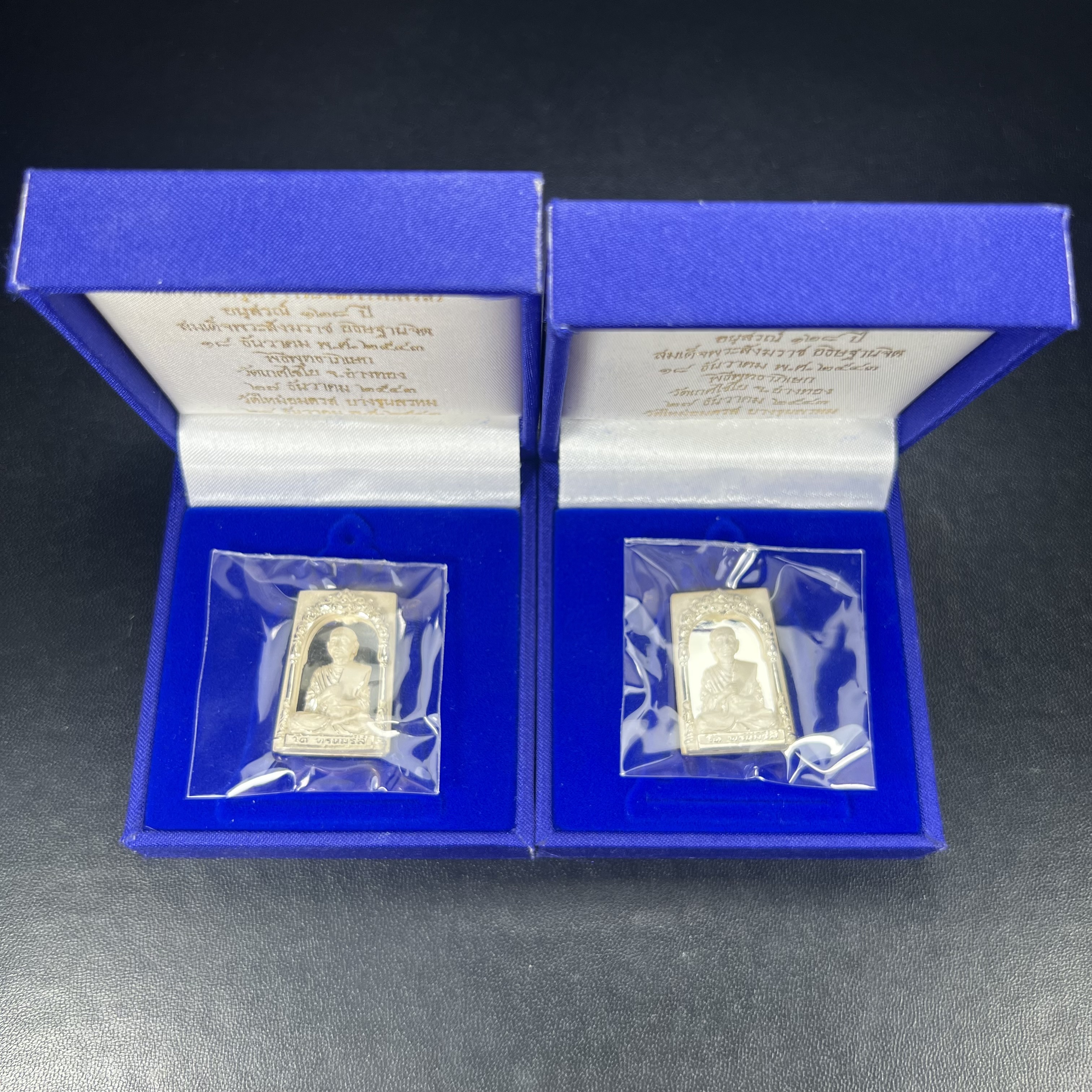 สมเด็จพุฒาจารย์ (โต พรหมรังสี) อนุสรณ์ 128 ปี สมเด็จพระญาณสังวร สมเด็จพระสังฆราช ทรงเมตตาอธิฐานจิต ปี 2543 มหาพุทธาภิเษก 3วาระ เหรียญรูปเหมือนสมเด็จพุฒาจารย์โตด้านหลังพระสมเด็จ พิมพ์ใหญ่เนื้อเงิน ขนาด 1.8 x 2.7 ซม. ทรงคุณค่าทั้งด้านความงานด้านพุทธศิลป์ แล