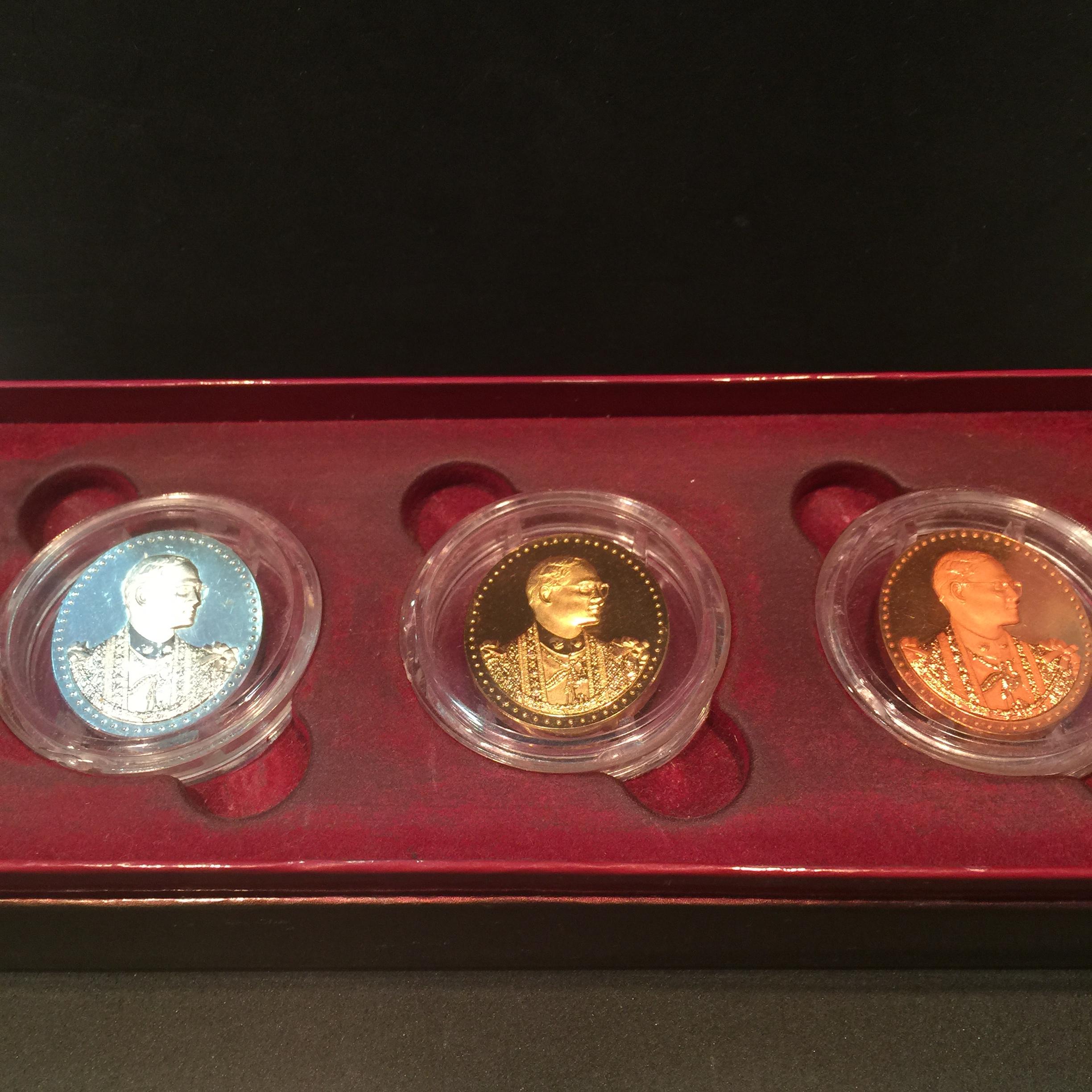 ชุดเหรียญ พระบาทสมเด็จพระเจ้าอยู่หัว 75 พรรษา