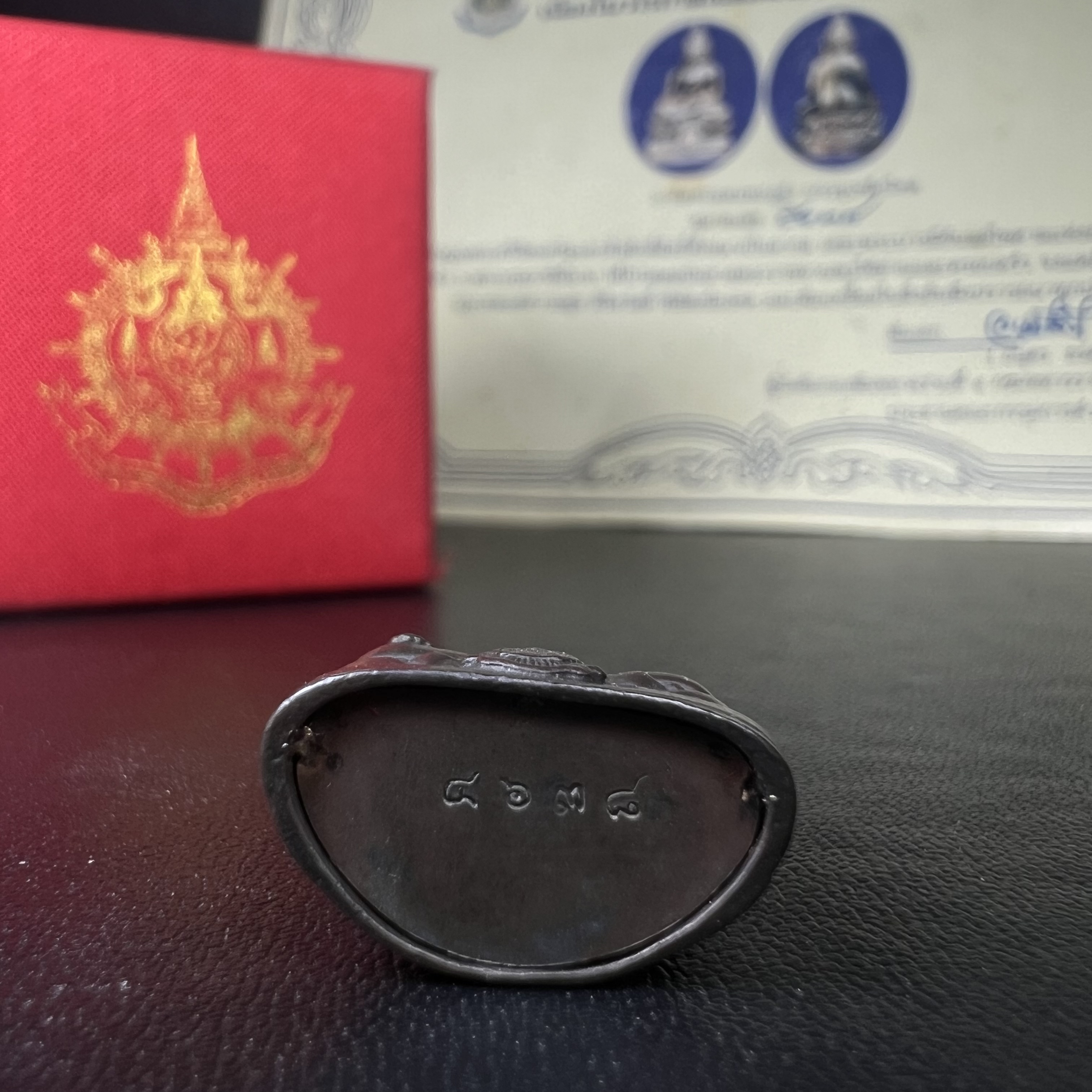 พระกริ่งไพรีพินาศ เฉลิมพระเกียรติ พระบาทสมเด็จพระเจ้าอยู่หัวรัชกาลที่9 พระชนมพรรษา 6 รอบ ปี2542 เนื้อนวโลหะผสมทองคำ(บรรจุเหล็กไหล)ดีนอก-ดีใน***องค์นี้สภาพสวยครบสมบูรณ์ มาพร้อมกล่องเดิมและใบรับรองจากผู้จัดสร้างแบบนี้หายากมาก***