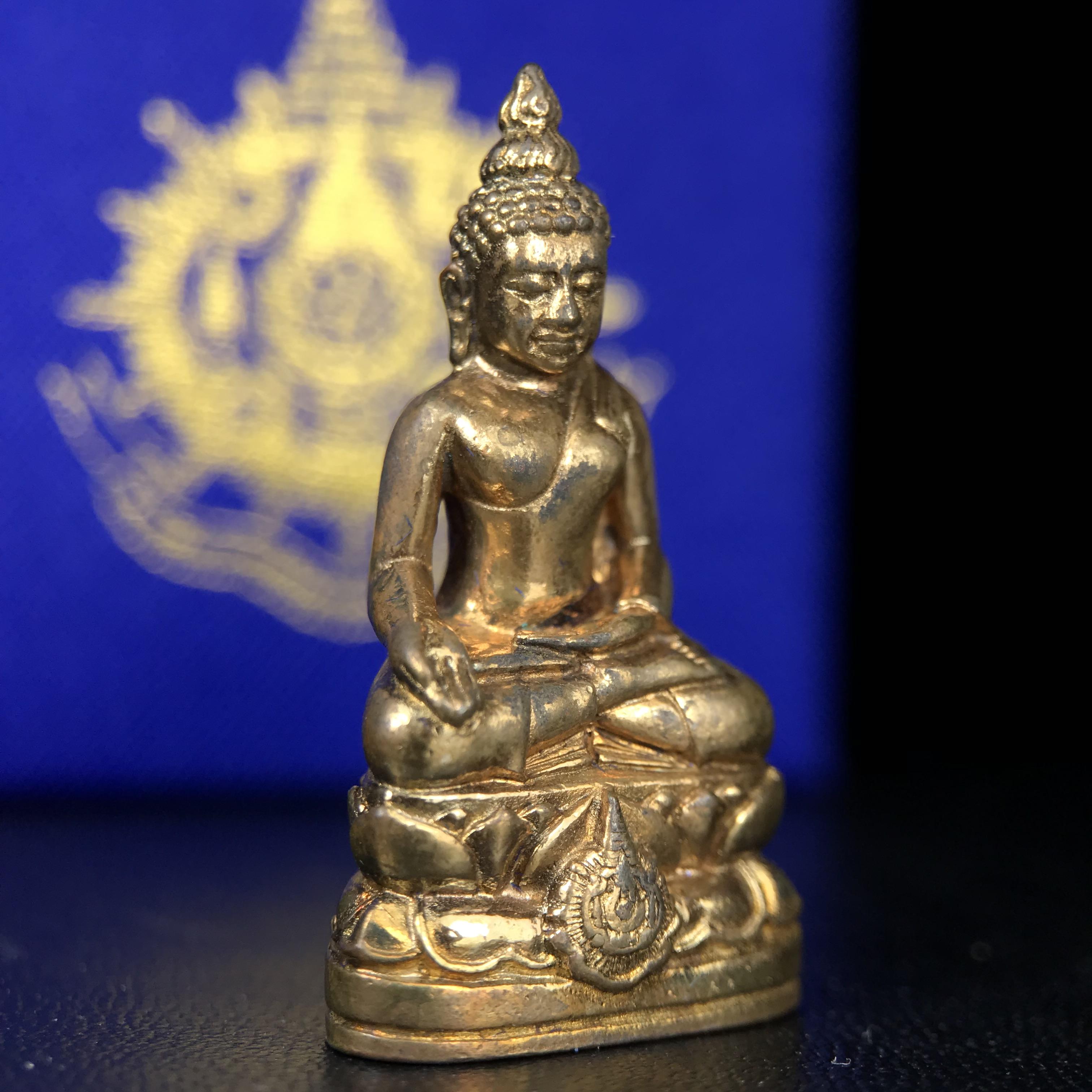 พระกริ่งไพรีพินาศ บรรจุเหล็กไหล ครั้งแรกและครั้งเดียวในประวัติศาสตร์ เฉลิมพระเกียรติ พระบาทสมเด็จพระเจ้าอยู่หัวรัชกาลที่9 พระชนมพรรษา 6 รอบ ปี2542 เนื้อสัมฤทธิ์(บรรจุเหล็กไหล)ดีนอก-ดีใน พิธีใหญ่ มวลสารเด่น (หายาก)