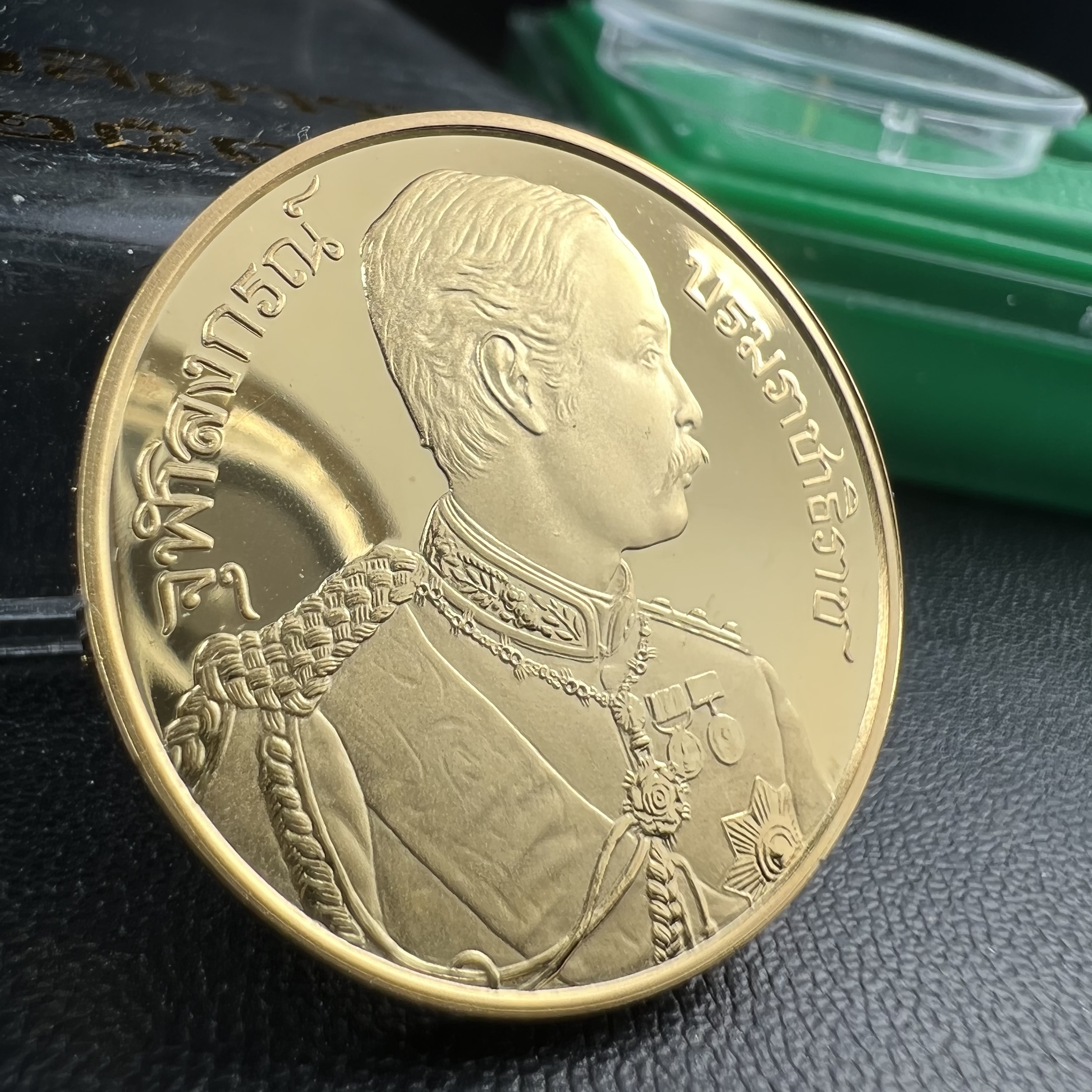 เหรียญเสด็จพ่อ ร.5 พระปิยมหาราช รุ่นบูรณะโบสถ์ พิธีมหาพุทธาภิเษก ณ พระวิหารวัดระฆังโฆสิตาราม ปี2538 เนื้อทองแดงบริสุทธิ์ชุบทองไมครอนขัดเงาสามมิติขนาด2.5 ซม.(พิมพ์เล็ก)ผลิตโดยโรงกษาปณ์ ประเทศ ฮังการี ( HUNGARIAN MINT)สภาพสวยดุจทองคำ ผิวกระจก บล็อกนอกสวยงาม