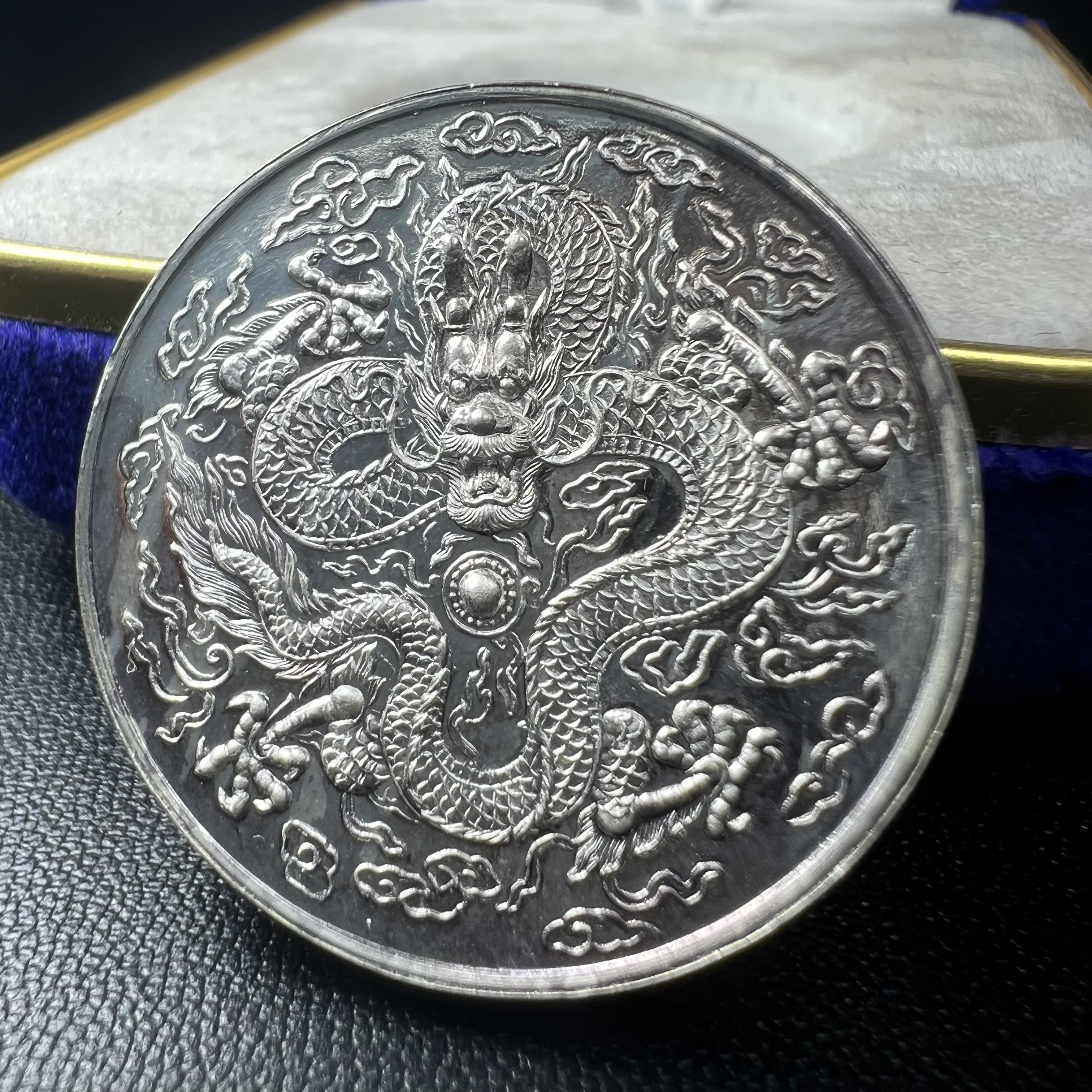 เหรียญพระอวโลกิเตศวร เจ้าแม่กวนอิมหลังมังกรคาบลูกแก้ว พระเทพกวี สมเด็จพระวันรัต วัดบวรนิเวศวิหาร กทม. ปี2536 ปลุกเสกพิธีใหญ่ ตอกโค๊ตขอบเหรียญ เนื้อเงินขัดเงาพ่นทราย ขนาด 3 ซม. พร้อมกล่องบรรจุเดิมครบ สภาพสวย