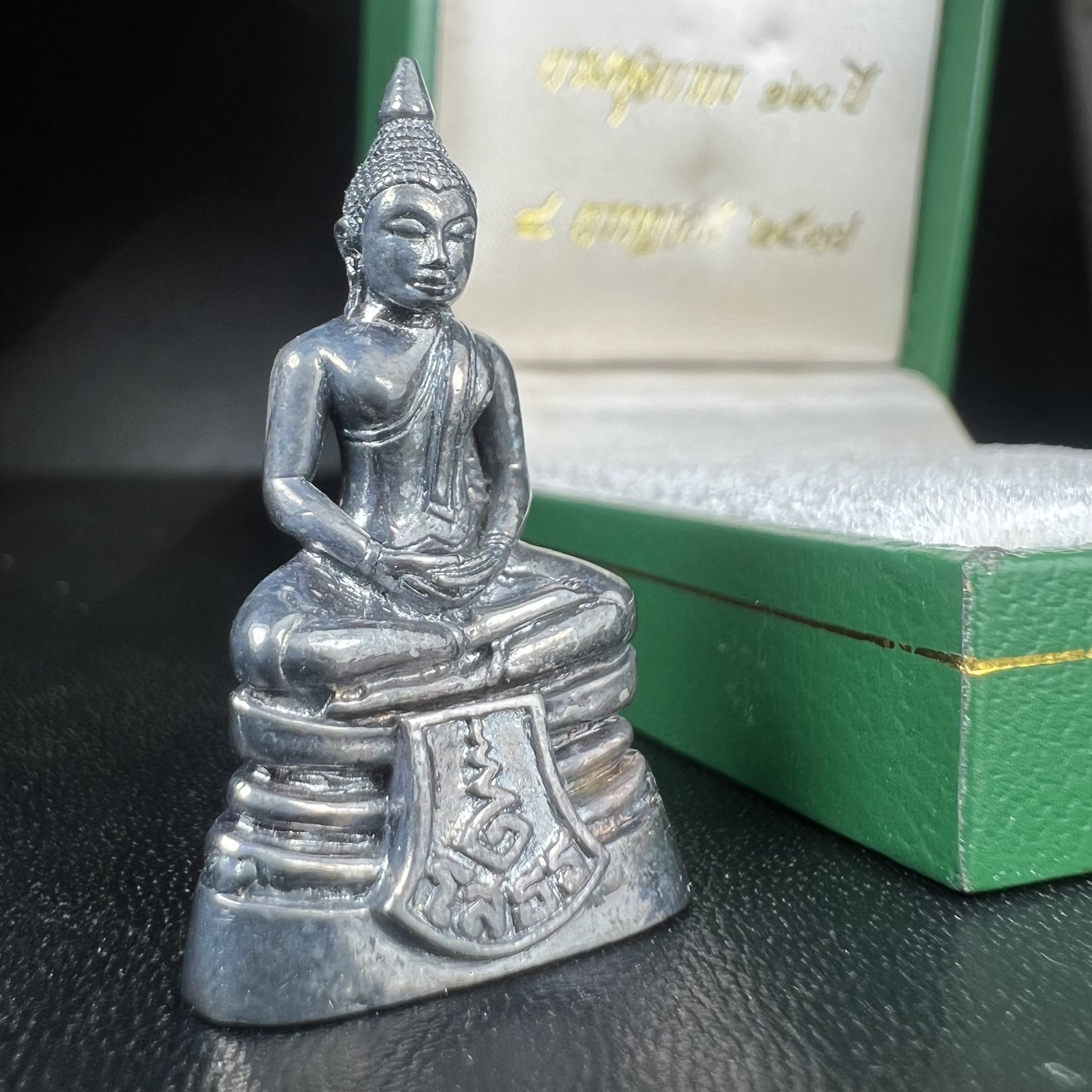 พระพุทธโสธร รุ่น กศก. 120 ปี เนื่องในโอกาสครบ 120 ปี กรมศุลกากร กระทรวงการคลัง จัดสร้าง ปี 2537 เนื้อเงินบริสุทธิ์ 99.9% ผิวขัดเงาลงดำ(งานบริษัท แพรนด้า จิวเวลรี่)สวยงดงาม ทรงคุณค่า