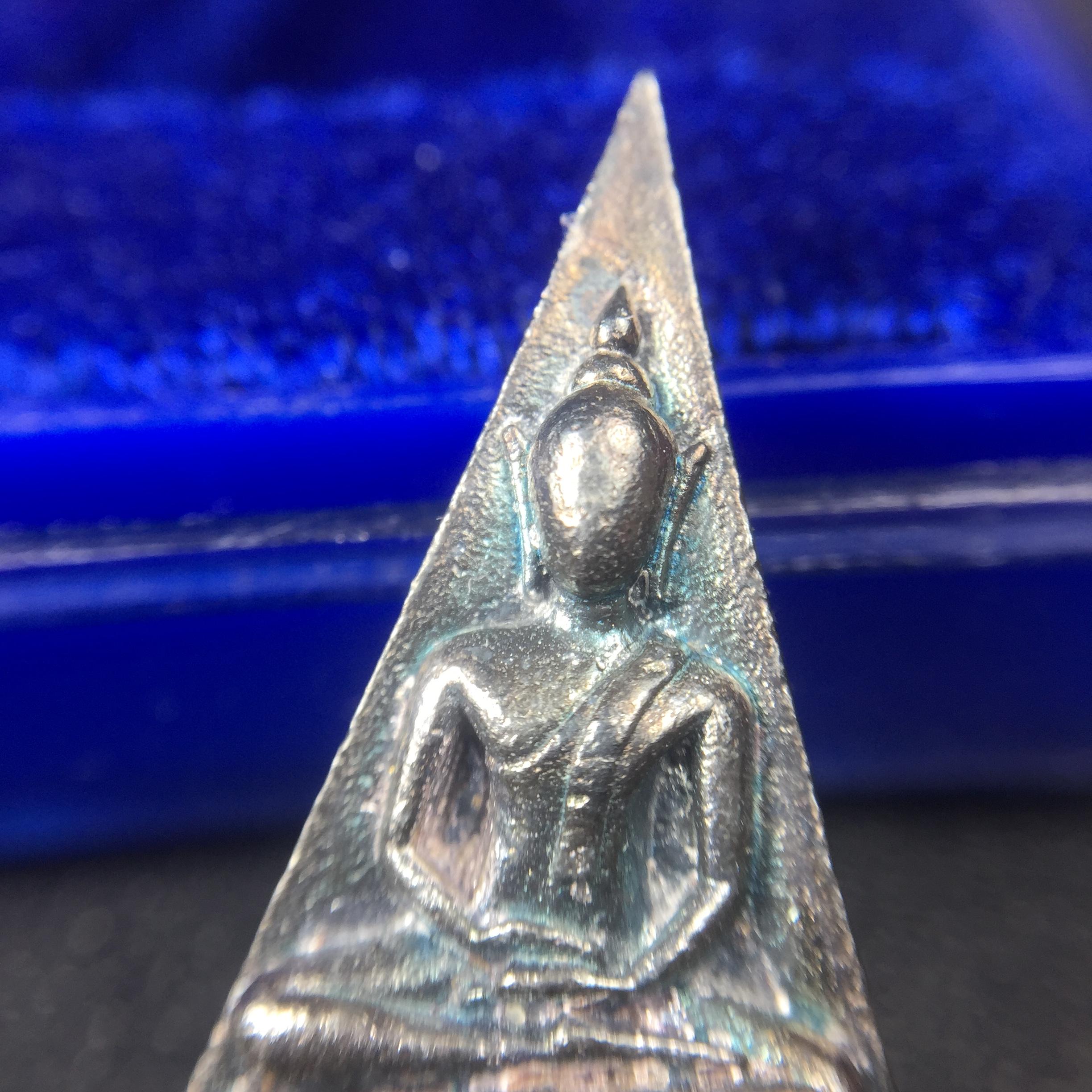 พระกำลังแผ่นดิน (สมเด็จจิตรลดา2) จัดสร้างเฉลิมพระเกียรติ ร.9 ครองราชย์ 50 ปี 2539 เนื้อเงิน+เนื้อนวโลหะ(สร้างน้อยหายาก)พร้อมกล่องบรรจุเดิม(1ใน2539องค์)