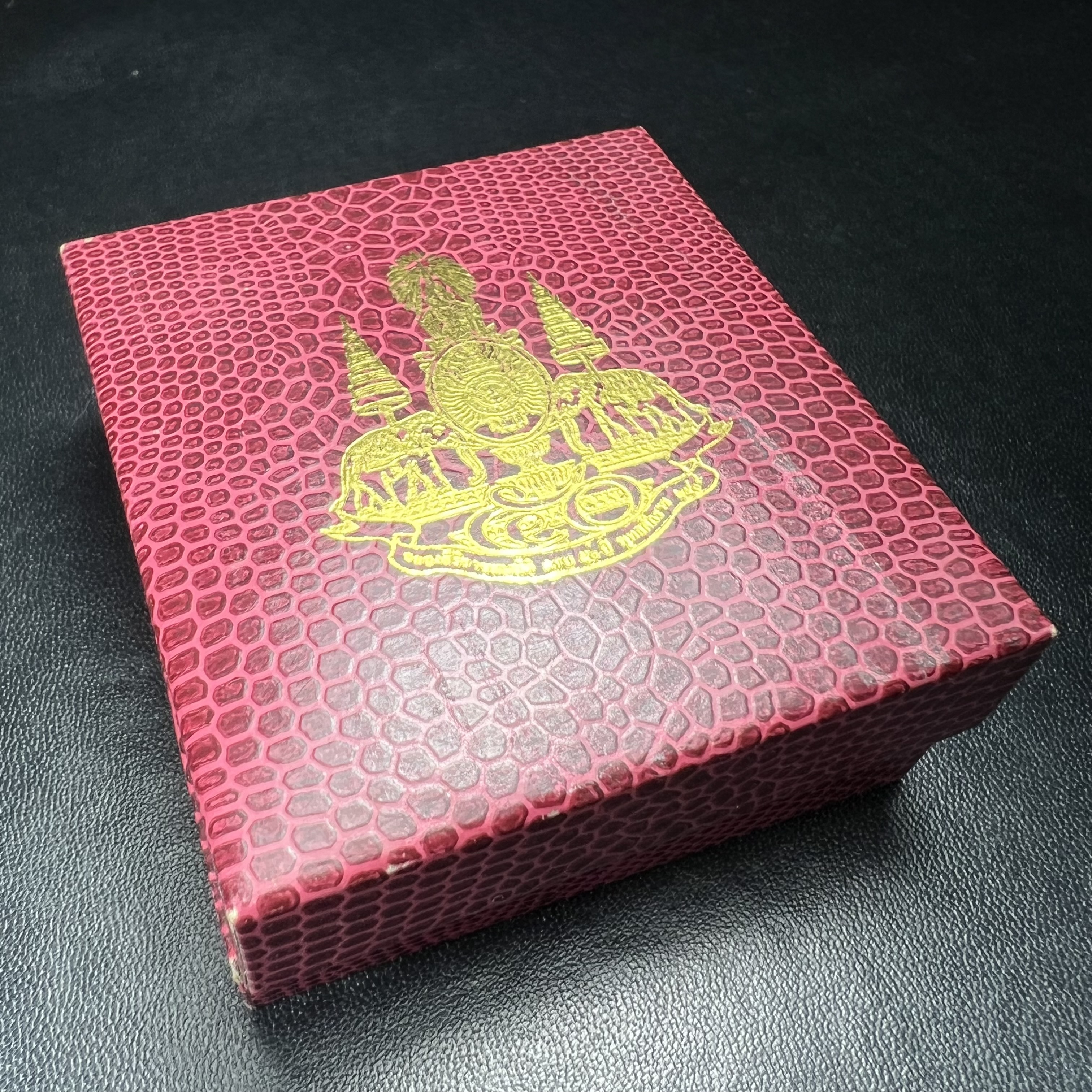 รูปเหมือนสมเด็จพระพุฒาจารย์ (โต พรหมรังสี)วัดใหม่อมตรส บางขุนพรหม ปี2540 รุ่นกาญจนาภิเษก จัดสร้างในวโรกาสที่รัชกาลที่ 9 ทรงครองสิริราชสมบัติ ครบ 50ปี ลอยองค์พิมพ์ใหญ่ เนื้อเงินบริสุทธิ์ 99.9% แบบชุบสามกษัตริย์ขัดเงาบางส่วน พร้อมกล่องบรรจุเดิมครบ