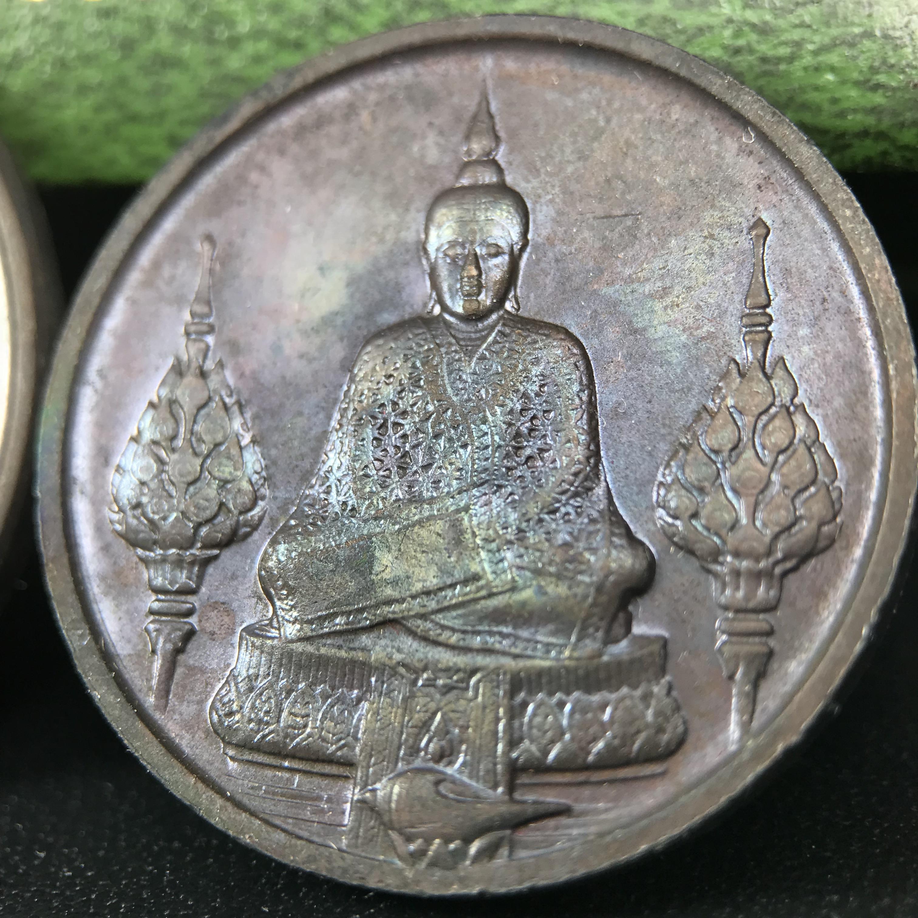 เหรียญพระแก้วมรกตหลัง ภปร. ฉลองกรุงรัตนโกสินทร์ครบ 200 ปี พ.ศ.2525 เนื้อทองแดงกล่องบรรจุเดิมครบ3พิมพ์(บล็อกพระราชศรัธา)(ในหลวงรัชกาลที่9 เสด็จในพิธี)พระคู่บ้านคู่เมือง...พระดี...พิธีใหญ่