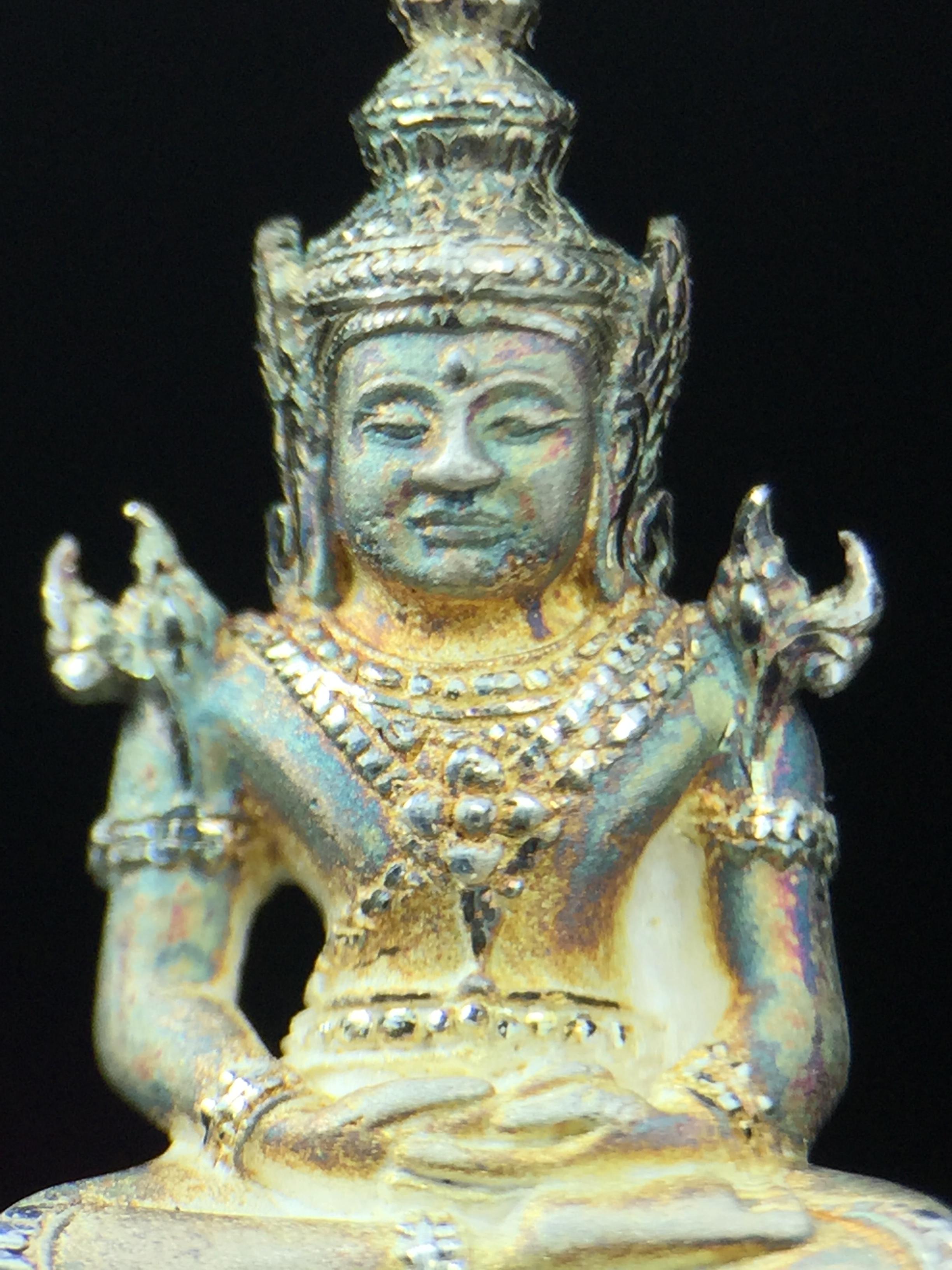 พระแก้วมรกต ภปร. ปี2547 จัดสร้างโดย รพ.ภูมิพลฯ ลอยองค์ หน้าตัก 1/2 นิ้ว เนื้อเงิน(สภาพผิวเดิมขึ้นสีรุ้งธรรมชาติ แบบนิยม สวยมากๆเสน่ห์พระเนื้อเงิน สีสันที่ธรรมชาติสรรค์สร้าง) งดงามทรงคุณค่าอีกหนึ่งรุ่นยอดนิยม หายาก(1ใน3000องค์)
