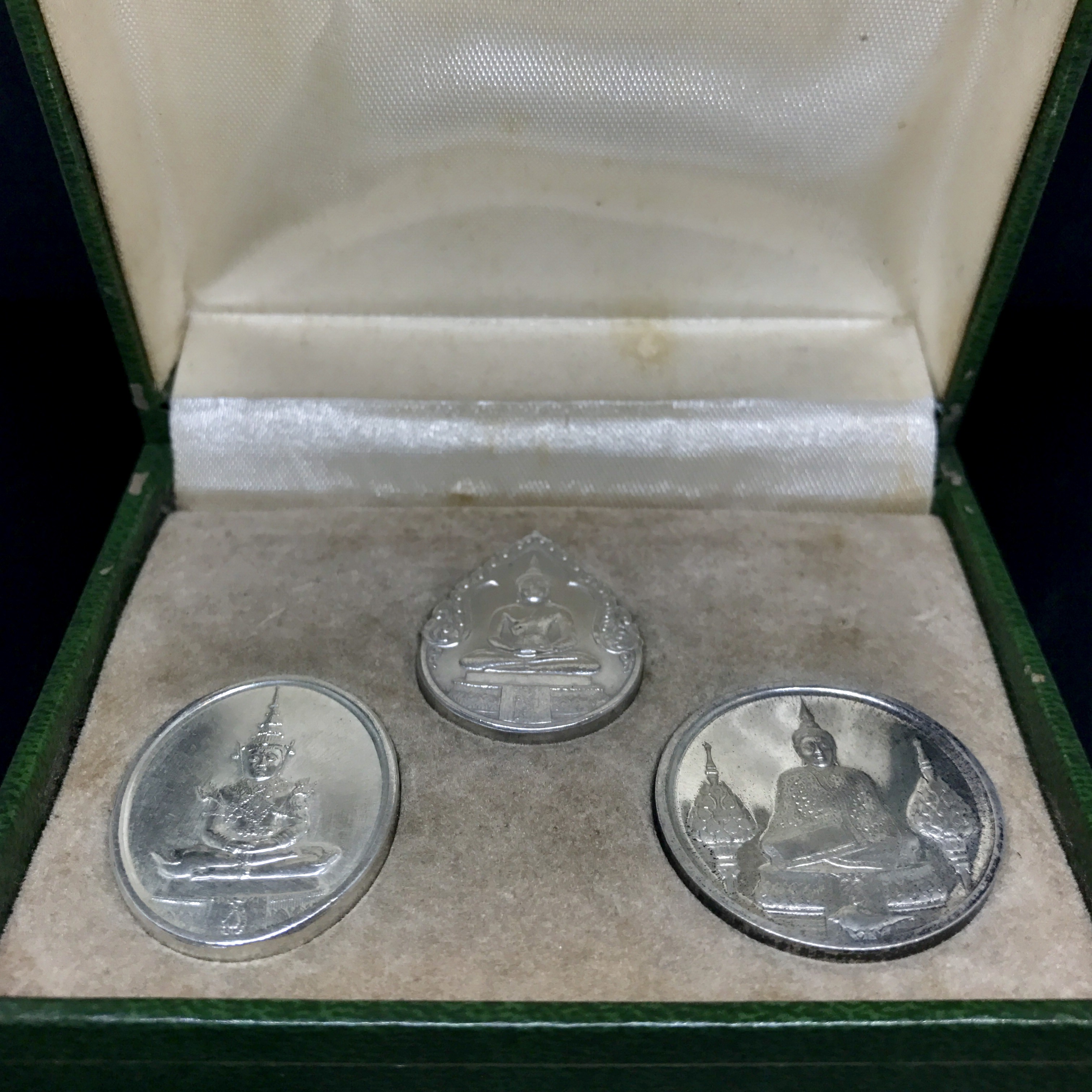 เหรียญพระแก้วมรกตหลัง ภปร ฉลองกรุงรัตนโกสินทร์ครบ 200 ปี พ.ศ.2525 เนื้อเงินกล่องบรรจุเดิมครบ3พิมพ์(บล็อกพระราชศรัธา)(ในหลวงรัชกาลที่9 เสด็จในพิธี)