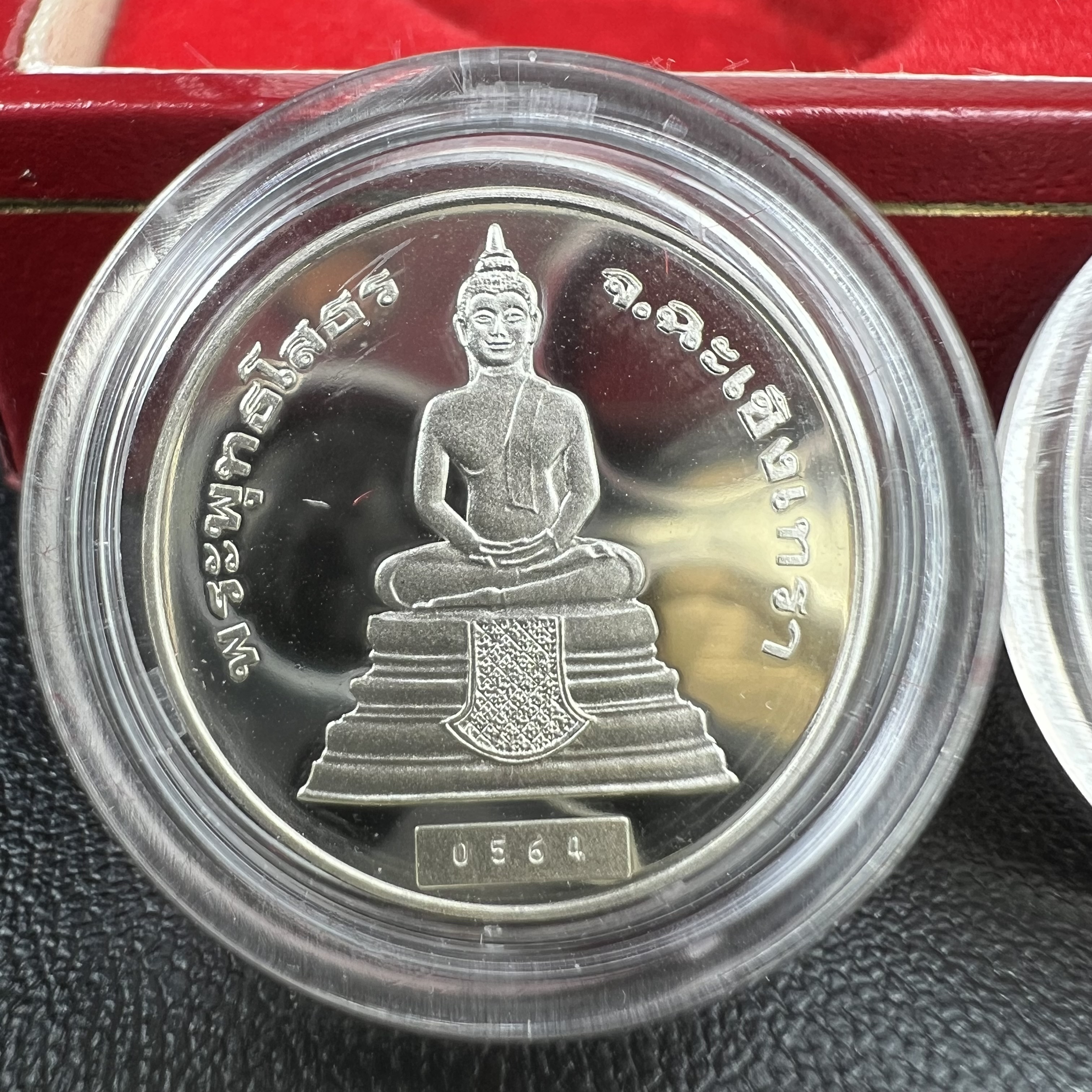 เหรียญพระพุทธโสธร-สมเด็จพระปิยมหาราช รุ่นกาญจนาภิเษก วัดสุทัศน์เทพวราราม ปี2538 ครบชุดสามกษัตริย์ 1 ชุดมี 3 เนื้อ (เงินขัดเงา+กะไหล่ทองขัดเงา+ทองแดงบริสุทธิ์ขัดเงา) ขนาด 19 มม. ครบชุดพิมพ์เล็กหมายเลขเดียวกันพร้อมกล่องและใบรับรองเดิม(1ใน 1000 ชุด หายากมาก)