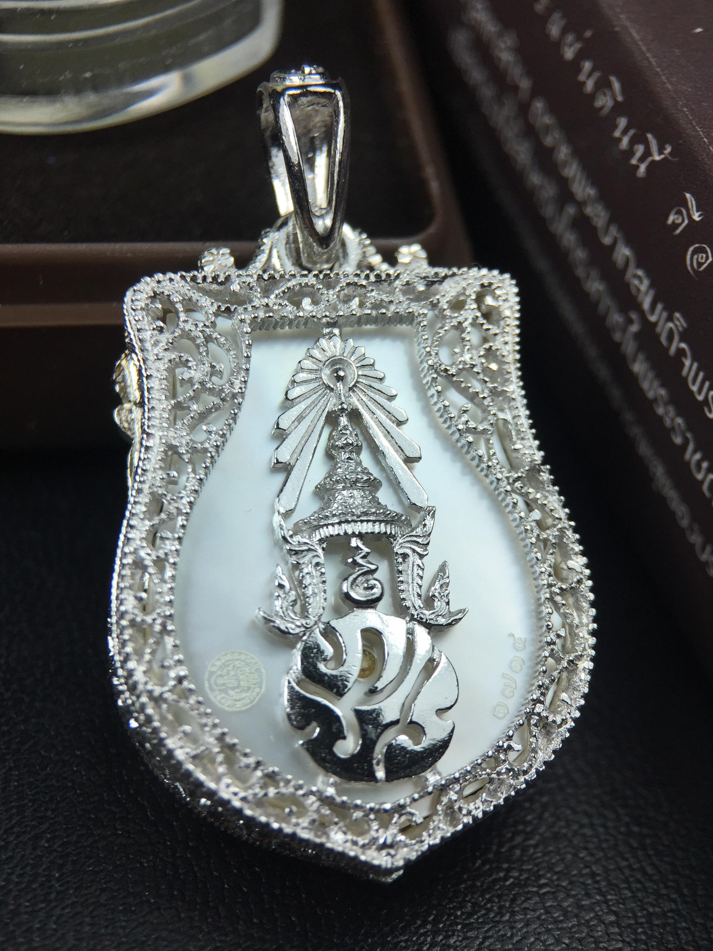 พระพุทธชินราช ภปร. โครงการ "เพราะแผ่นดินนี้ คือ แผ่นดินเกิด" ปี2548(รุ่นแรก) เหรียญทรงเสมา ขนาด 21 x 29 มม.เนื้อเงินสามกษัตริย์ องค์พระชุบสามกษัตริย์ ล้อมด้วยกรอบเงินชุบทองคำขาวสลักเสลาเป็นลวดลายละเอียดอ่อน ส่วนพื้นองค์พระเป็นเปลือกหอยมุขงดงาม