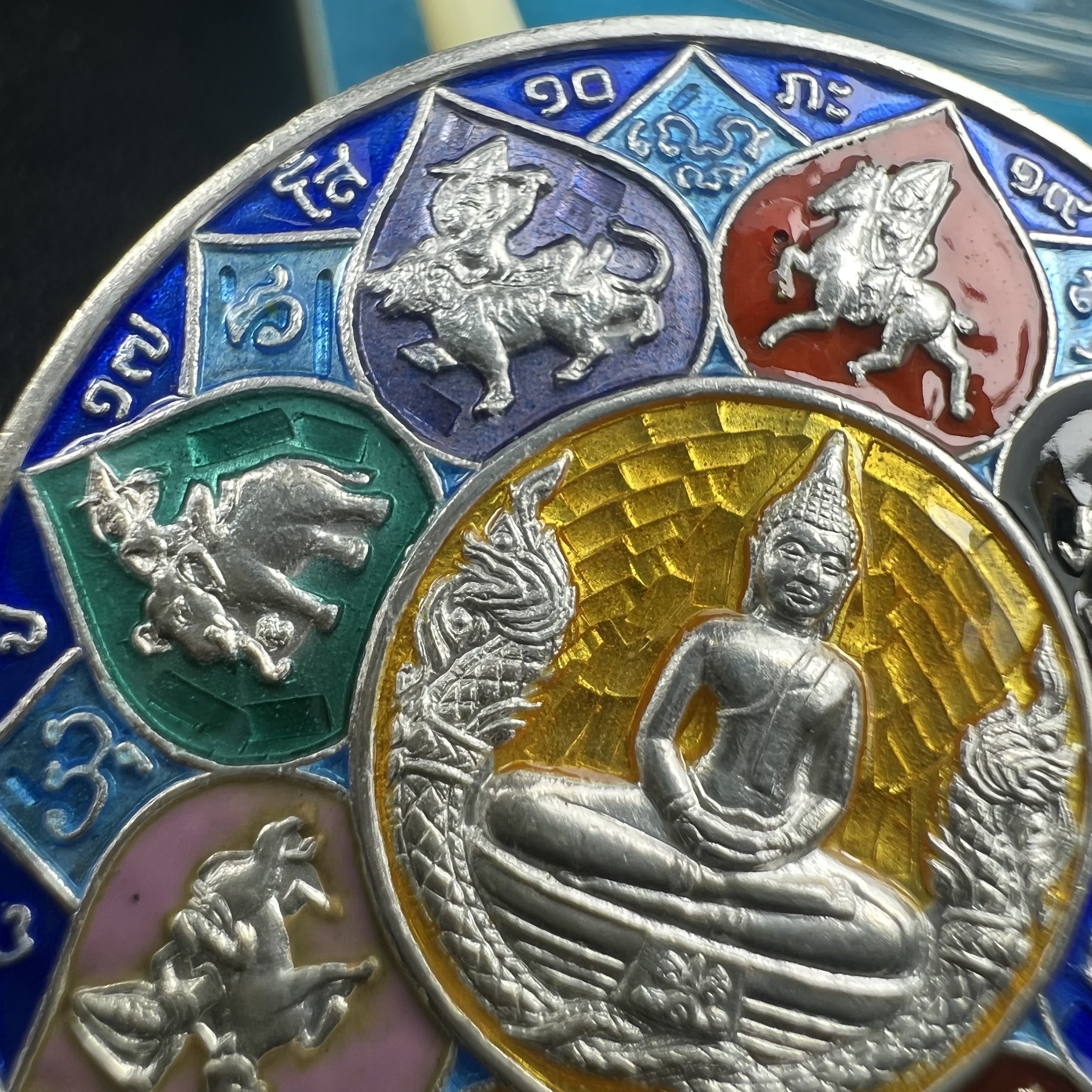 เหรียญหลวงพ่อโสธร รุ่นดวงชะตาคู่ชีวิต พิธีมหาจักรพรรดิตราธิราชครั้งยิ่งใหญ่ พิธีสวดนพเคราะห์เพื่อความเป็นสิริมงคล ปี 2547 ณ พระอุโบสถวัดโสธรวรารามวรวิหาร จ.ฉะเชิงเทรา เนื้อเงินลงยาราชาวดี ขนาด 3.2 ซม.พร้อมกล่องบรรจุเดิมสภาพสวยครบสมบูรณ์