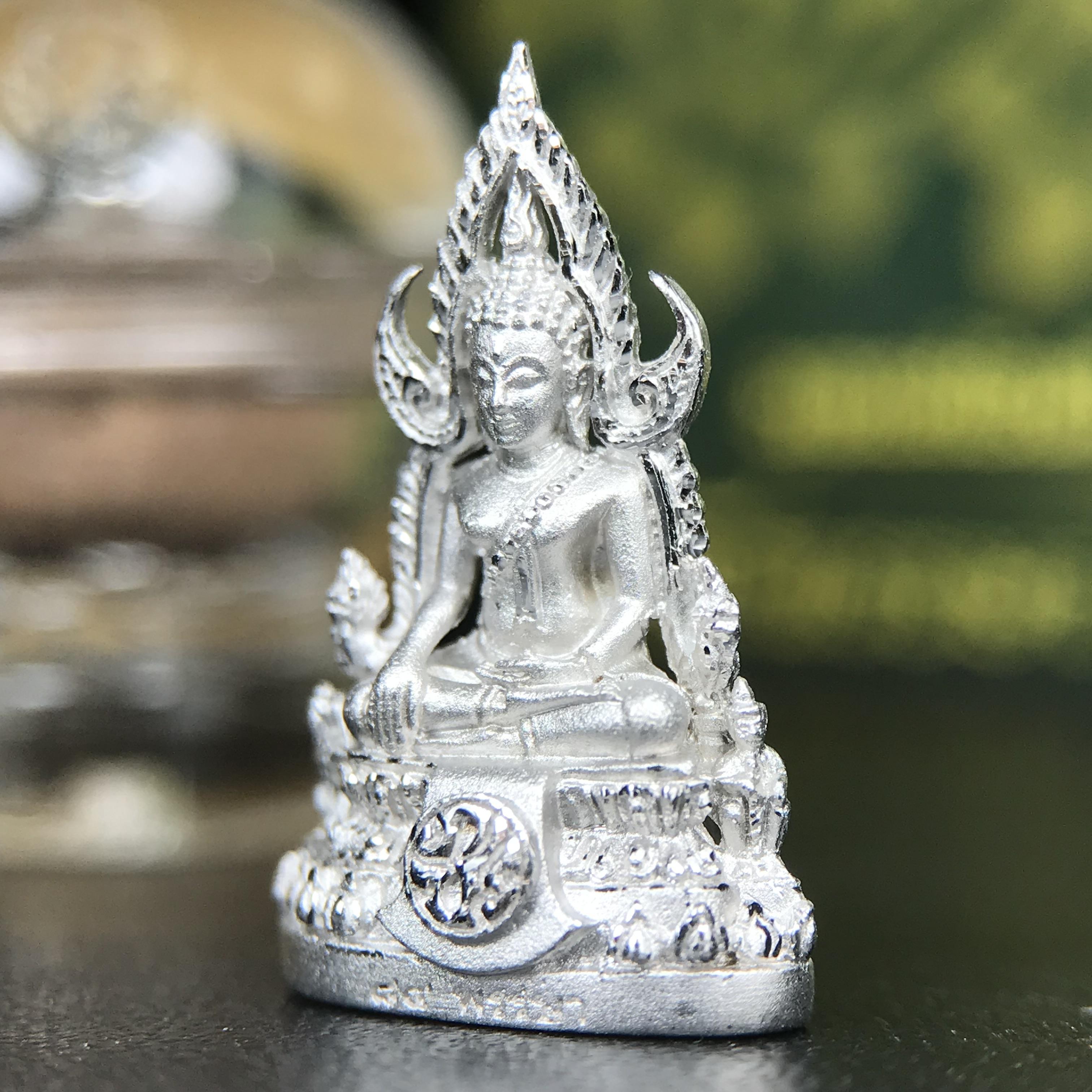 พระพุทธชินราช ภปร. 84 พรรษา พิมพ์เล็กขนาดหน้าตัก 1/4 นิ้ว(สูง 2.0 ซม.)เนื้อเงินชุบทองคำขาว (สภาพผิวสวยเดิม)(พระราชทานมวลสาร จิตรลดาและเส้นพระเจ้า(เส้นผม))พุทธศิลป์ทรงคุณค่าอีกหนึ่งรุ่นยอดนิยม