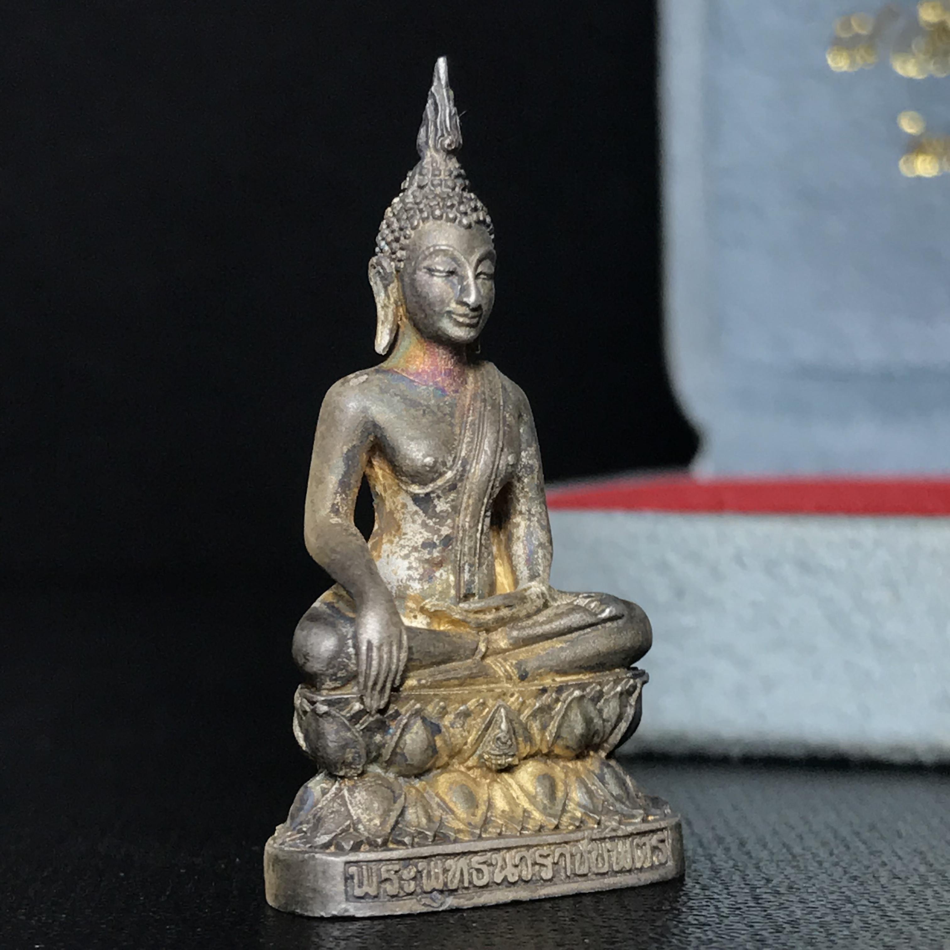 พระกริ่งพระพุทธนวราชบพิตร ครองสิริราชสมบัติครบ 50 ปี พ.ศ.2540 ชุดพระราชทาน(หายาก)เนื้อเงินผิวเดิมขึ้นสีรุ้งแบบนิยม