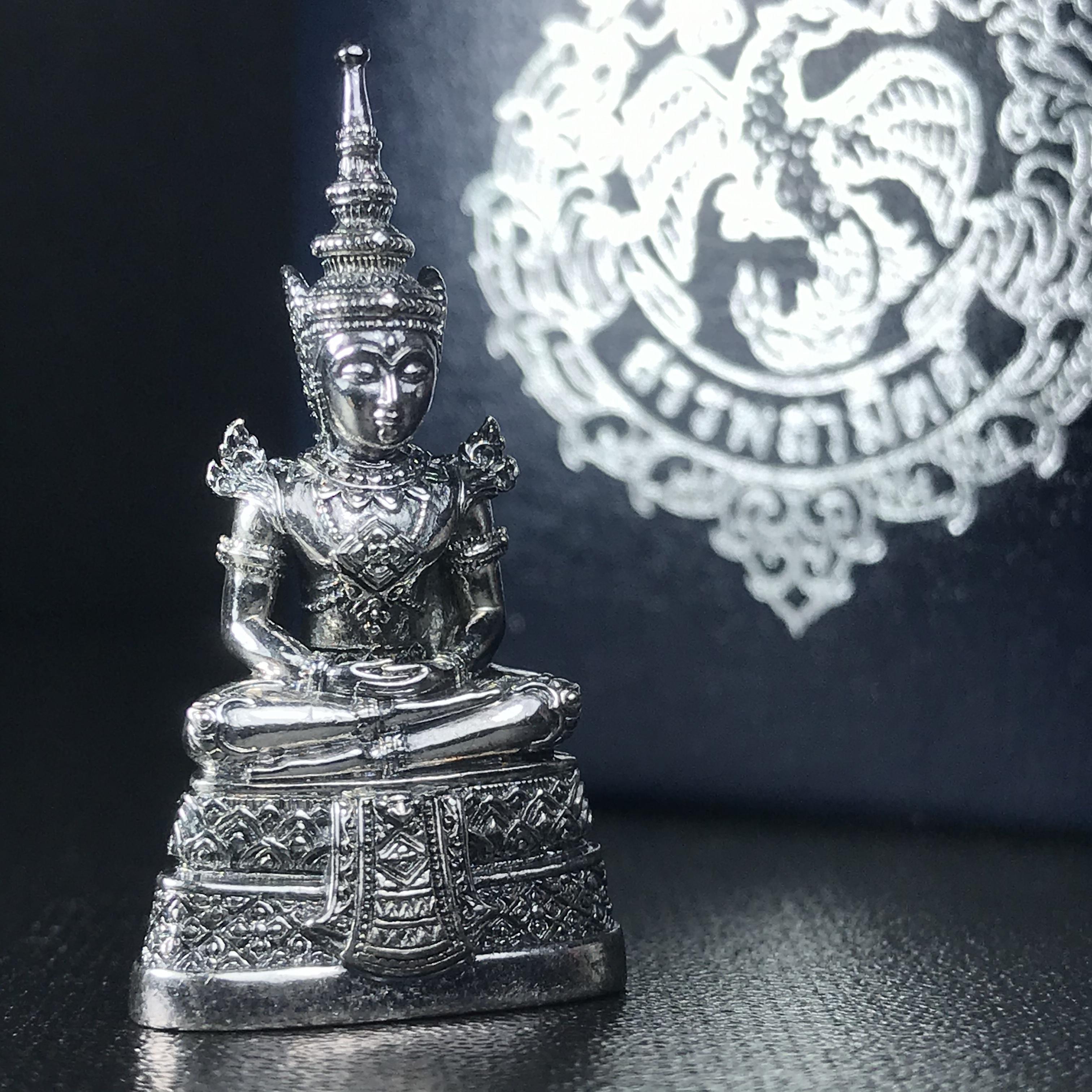 พระแก้วมรกต กรมสรรพสามิตจัดสร้างขึ้นเนื่องในโอกาสครบรอบ 64 ปีของกรมสรรพสามิต และเนื่องในวโรกาสที่พระบาทสมเด็จพระเจ้าอยู่หัวทรงครองราชย์ครบ 50 ปีในปีกาญจนาภิเษก เมื่อ พ.ศ.2539 เนื้อเงินรมดำขัดเงาพร้อมกล่องบรรจุเดิม