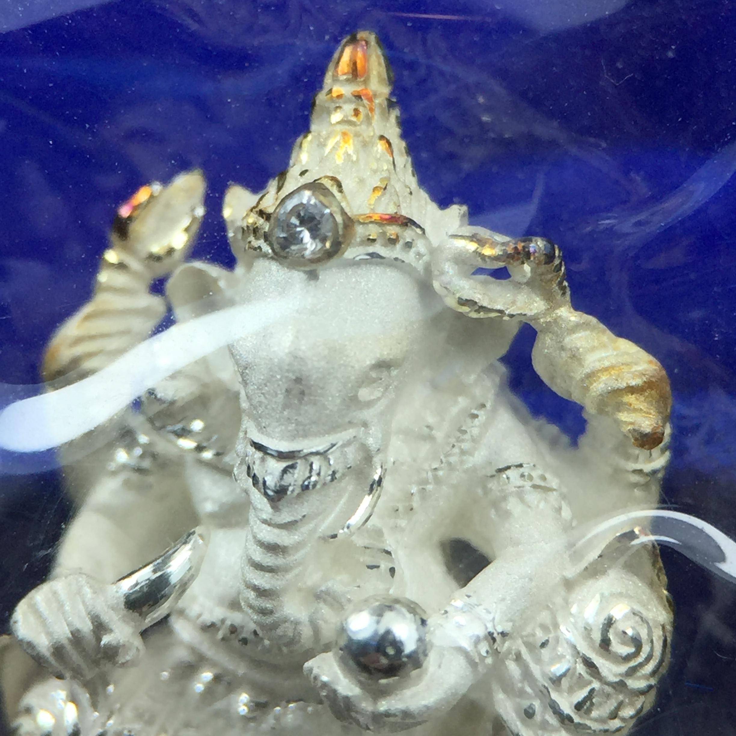 พระพิฆเณศวร วัดบวรนิเวศวิหาร ปี 2542 เนื้อเงินพ่นทรายขัดเงาบางส่วน(ฝังพลอย1เม็ด)(ขนาด 2* 1.4 ซม.) สภาพสวยซีนซองเดิมพร้อมกล่องบรรจุเดิม ตอกโค๊ดหมายเลขกำกับ(ผิวเดิมขึ้นสีรุ้งธรรมชาติ สวย)(คัดสภาพสวยเดิม พิธีใหญ่ พุทธศิลป์งดงาม)