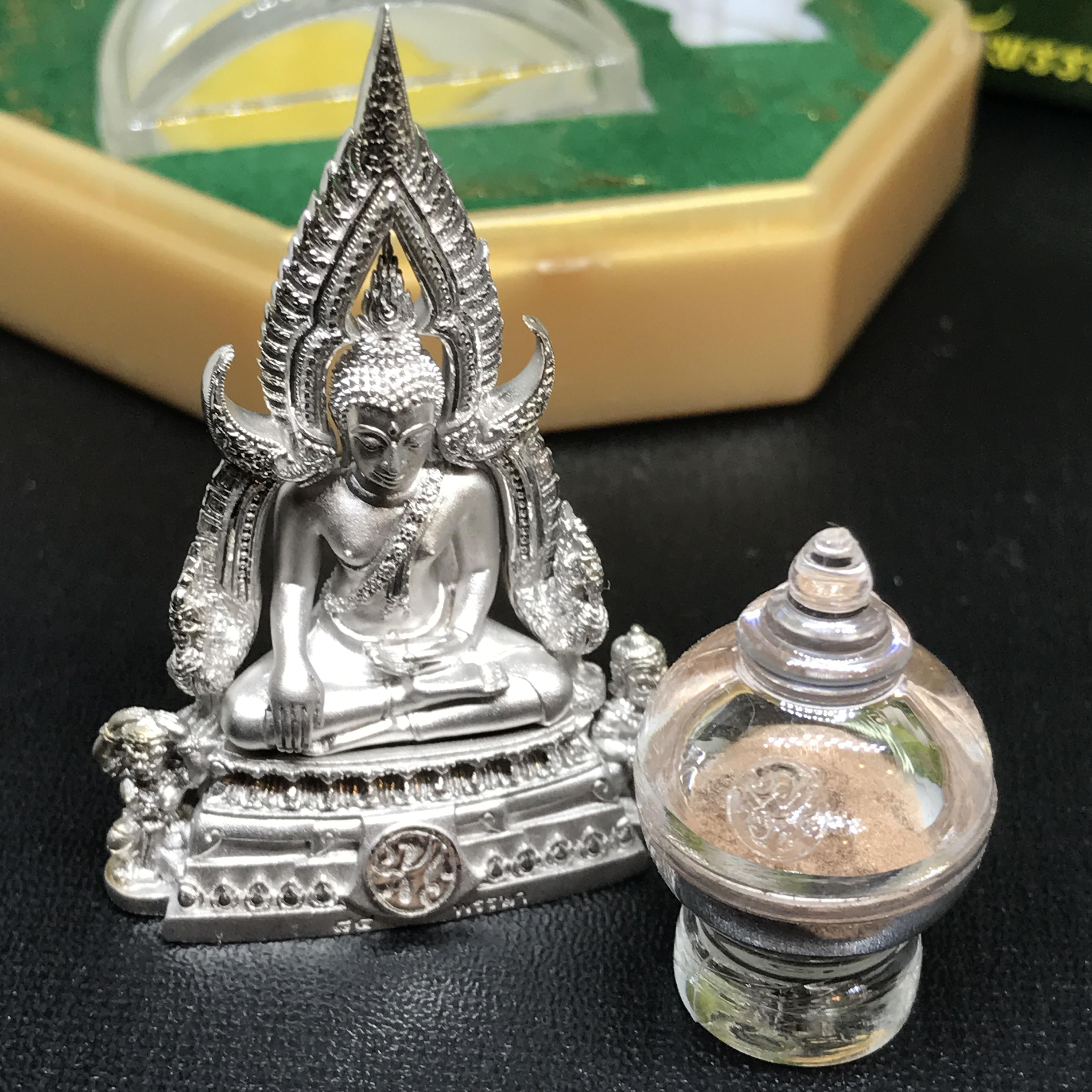 พระพุทธชินราช(จำลอง) ภ.ป.ร. 84 พรรษา เนื้อเงินชุปทองคำขาว พิมพ์ใหญ่ขนาดหน้าตัก 3/4 นิ้ว