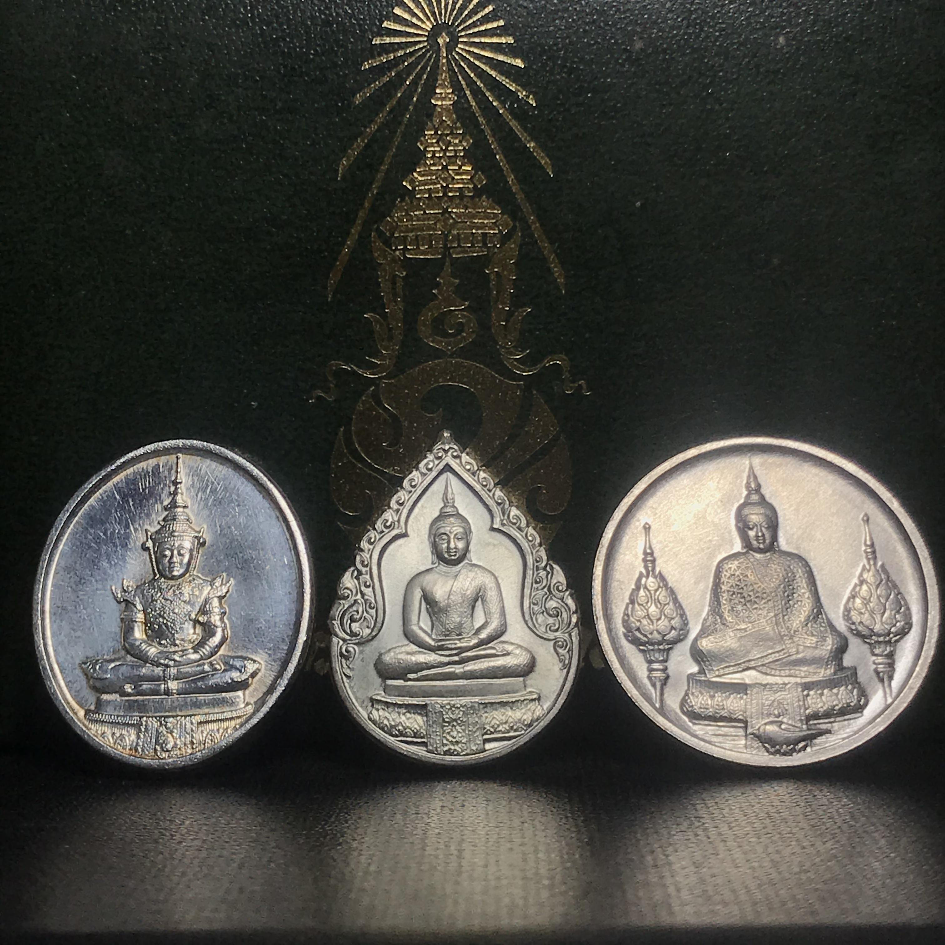 เหรียญพระแก้วมรกตหลัง ภปร ฉลองกรุงรัตนโกสินทร์ครบ 200 ปี พ.ศ.2525 เนื้อเงินกล่องบรรจุเดิมครบ3พิมพ์(บล็อกพระราชศรัธา)(ในหลวงรัชกาลที่9 เสด็จในพิธี)