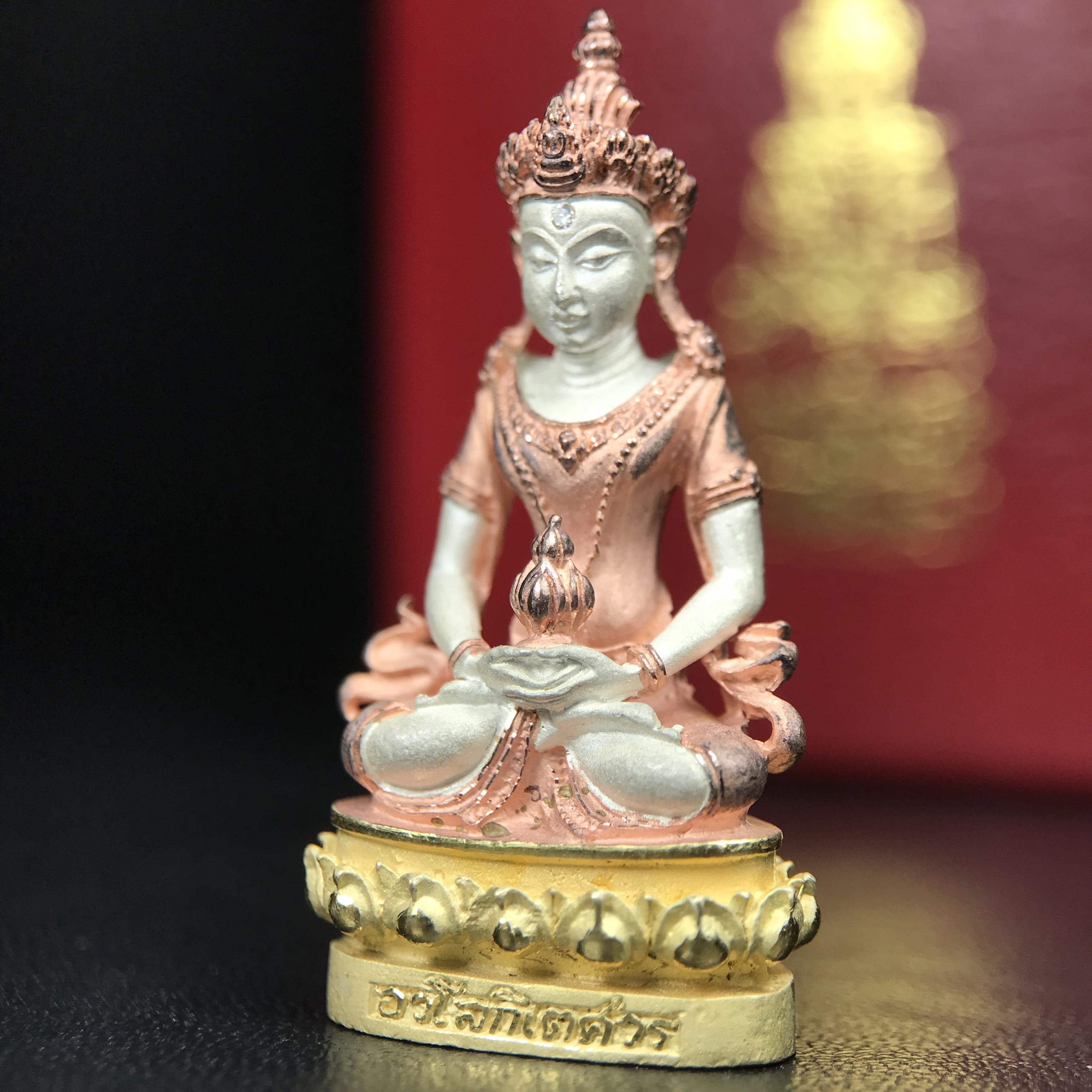 พระกริ่งอวโลกิเตศวร ( เจ้าแม่กวนอิม ) วัดโพธิ์แมนคุณาราม รุ่นอุดมโภคทรัพย์ พ.ศ.2539 เนื้อเงิน 3 กษัตริย์ (องค์พิเศษกรรมการ ฝังเพชรตำแหน่งดวงตาที่สามกลางหน้าผาก 1 เม็ด)(อีกหนึ่งรุ่นยอดนิยม พุทธศิลป์สวยงดงาม)***องค์พิเศษกรรมการฝังเพชร พบเจอน้อยหายากมาก***