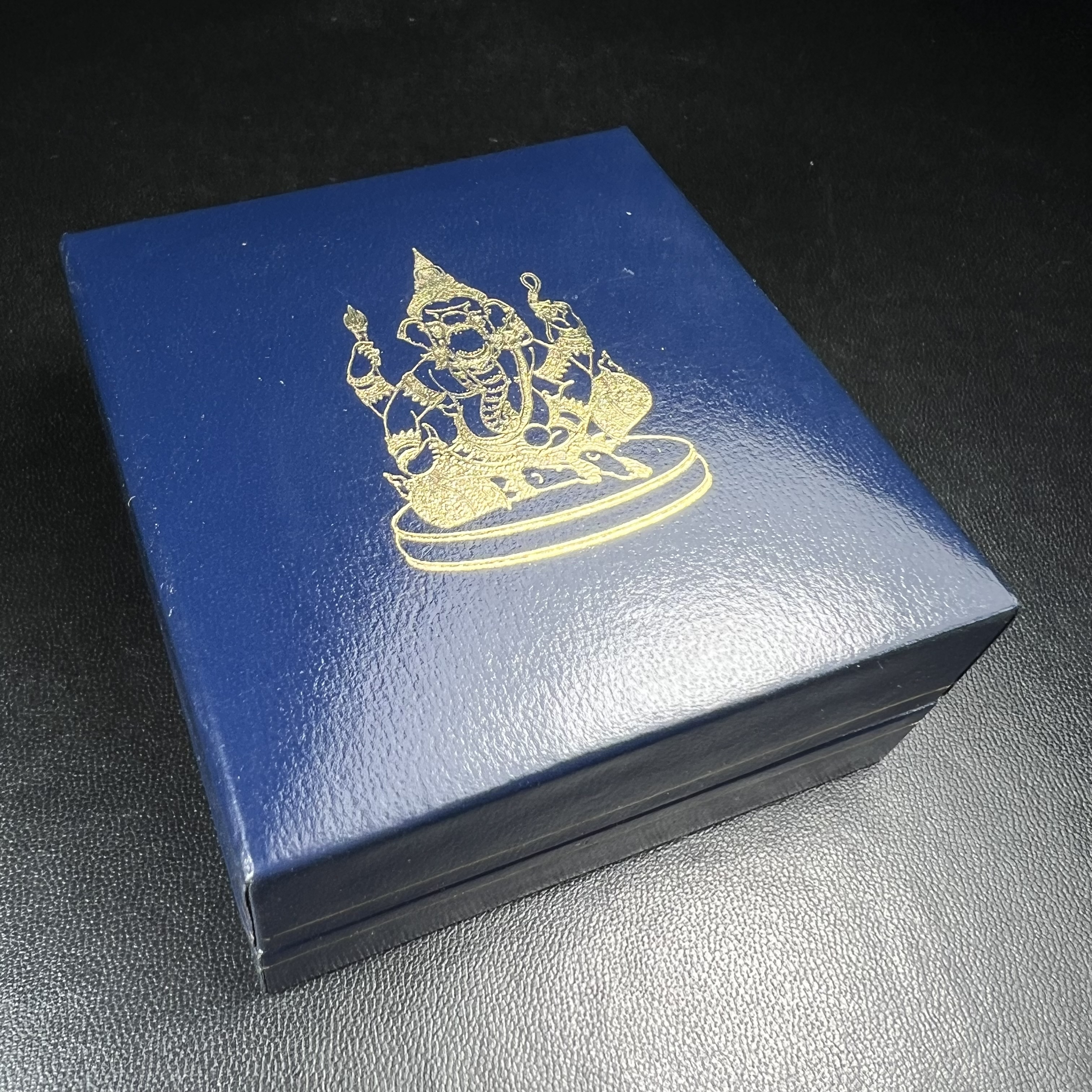 พระพิฆเนศ เทวสถานโบสถ์พราหมณ์ ปี 2539 รูปหล่อลอยองค์พระพิฆเณศวร เนื้อเงินสามกษัตริย์ ฝังพลอยน้ำเงิน(พ่นทรายขัดเงาบางส่วน) พิมพ์ใหญ่ขนาดประมาณ 1.8 * 2.5 ซม. ผลิตโดย บ.แพรนด้า จิวเวลรี่( พิธีใหญ่ พุทธศิลป์งดงาม)อีกหนึ่งรุ่นยอดนิยม (1 ใน 4999 องค์)หายาก