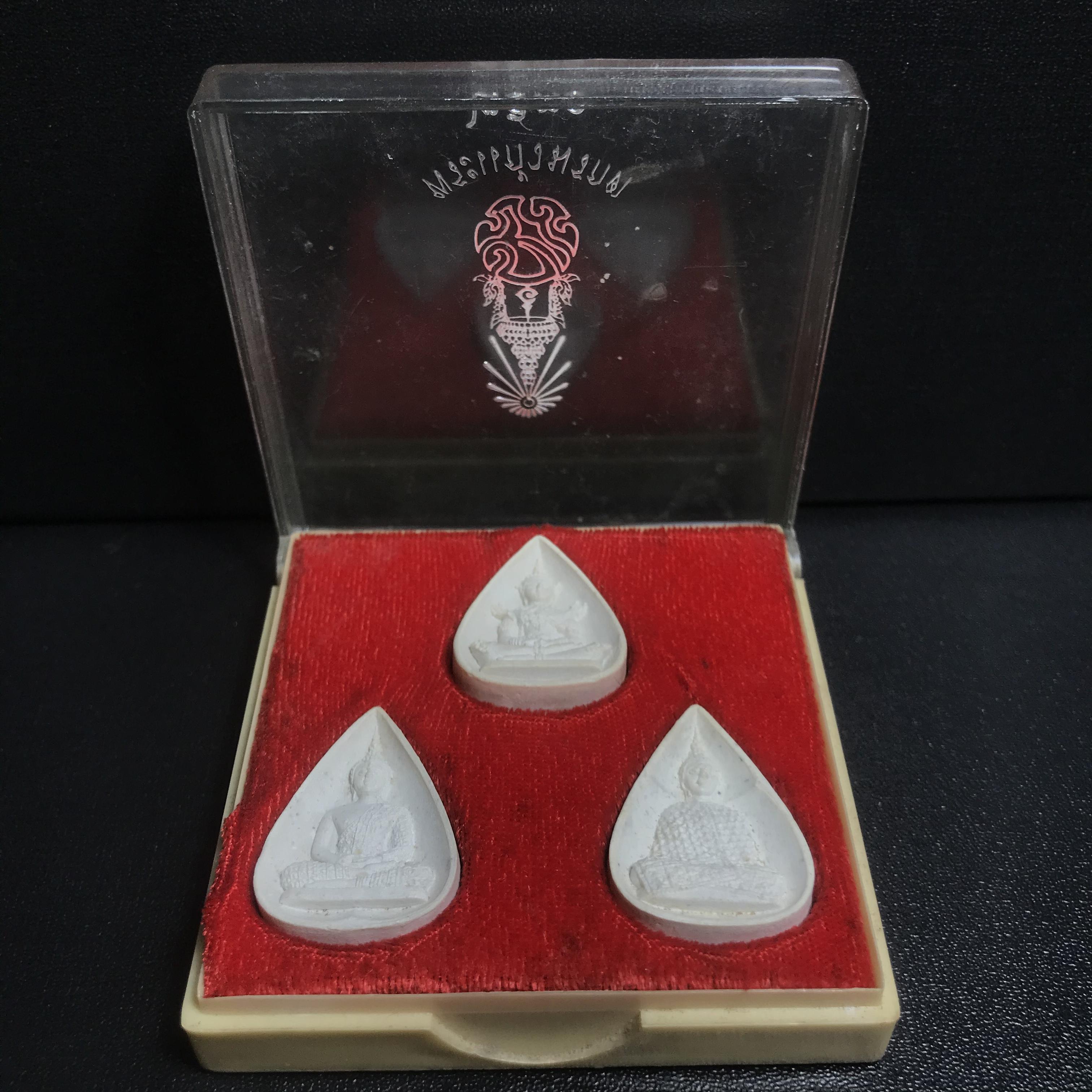 พระแก้วมรกต หลัง ภปร. เนื้อผง ปี2530 พระดี พิธีใหญ่ ประกอบพิธีพุทธาภิเษกพร้อมกับพิธีพระกริ่งปวเรศ ปี2530 วัดบวรนิเวศและวัดพระแก้ว(ครบชุดสามฤดูกล่องเดิมครบ)หายาก