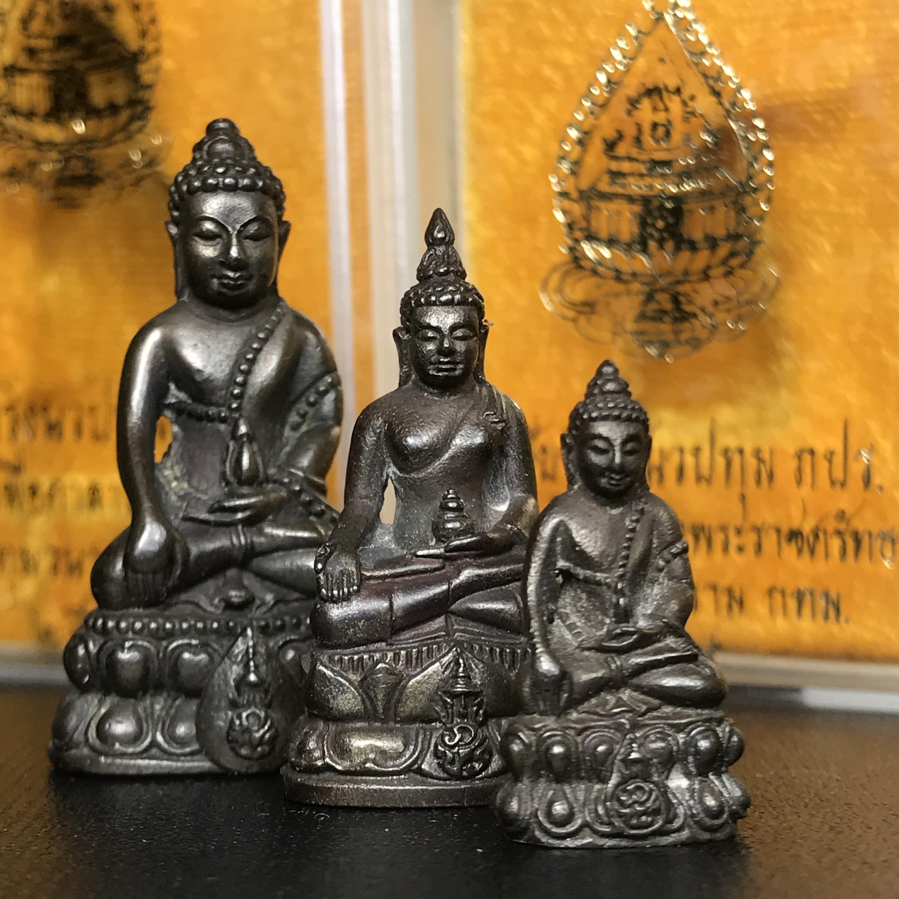 พระกริ่งนวปทุม ภปร.-พระชัยวัฒน์นวปทุม ภปร.-พระกริ่งไพรีพินาศ ภปร. รุ่นแรก วัดปทุมวนาราม ครบชุดเนื้อนวโลหะ ปี2535(ในหลวงรัชกาลที่9เสด็จเททอง)(1ใน3000ชุด)หายาก