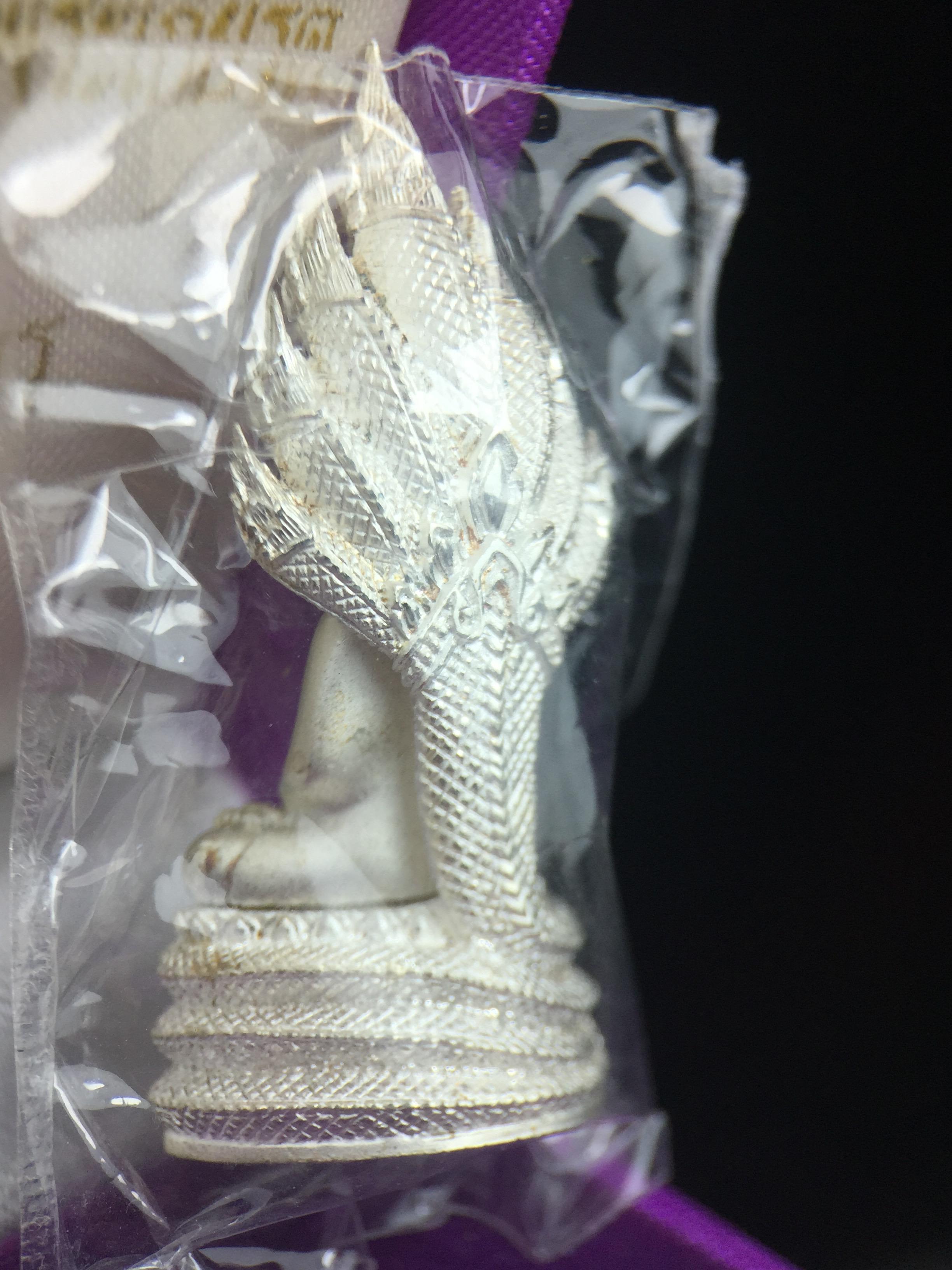 พระนาคปรก สธ. รุ่นสร้างพระอุโบสถเฉลิมพระเกียรติ 4 รอบ 84 พรรษา สมเด็จพระเทพรัตนราชสุดาฯ วัดบวรนิเวศวิหาร ปี 2543 พิมพ์ใหญ่ เนื้อเงินบริสุทธิ์ แบบพ่นทรายขัดเงาบางส่วน(สภาพ สวย ซีนซองกล่องบรรจุเดิมครบ)พิธีใหญ่ พุทธศิลป์งดงาม หายาก (1 ใน 1999 องค์)