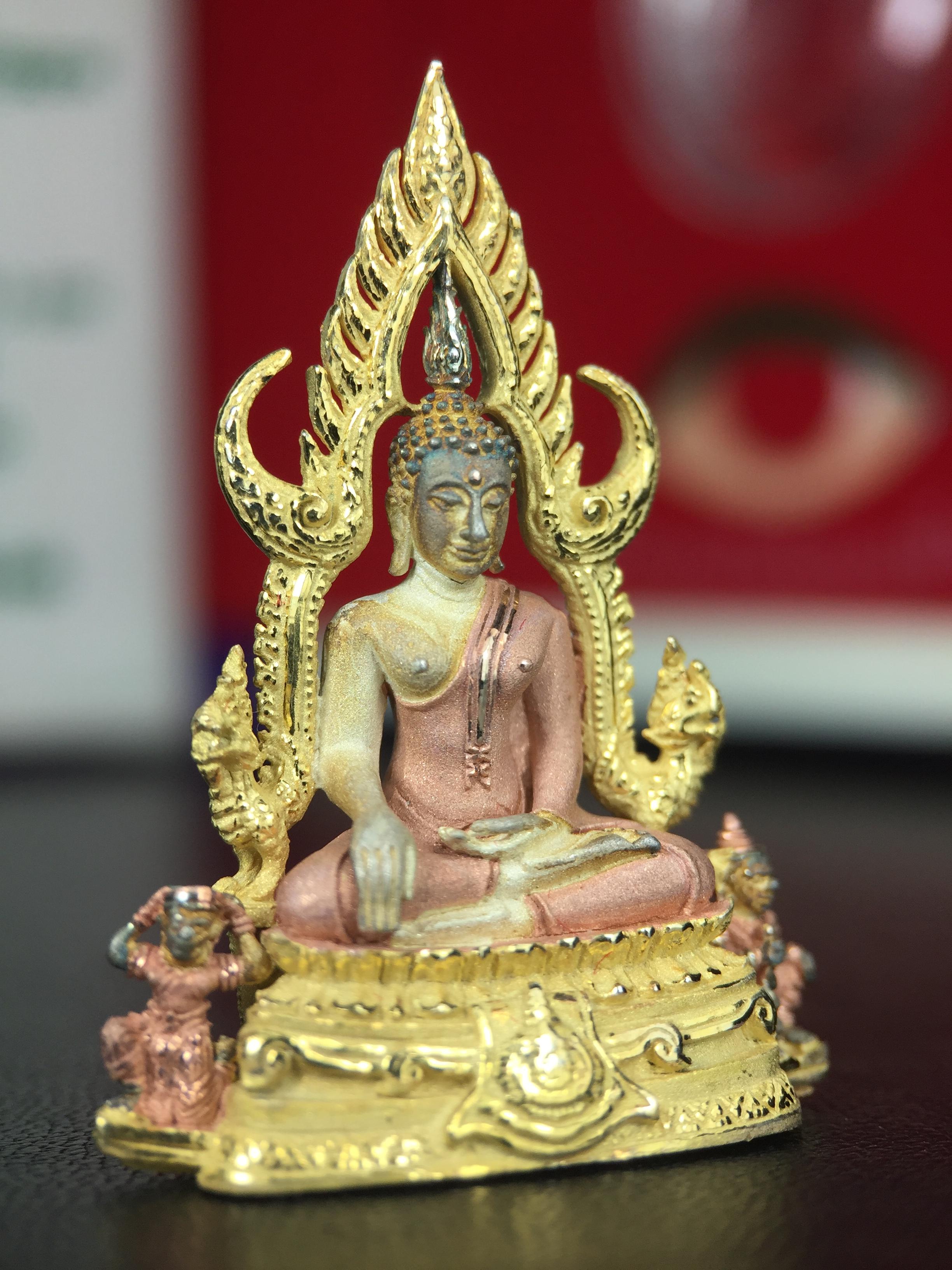 พระพุทธชินราช ภปร. ในวโรกาสพระราชพิธีมหามงคล เฉลิมพระชนมายุ6รอบ 5ธันวาคม2542 มูลนิธิพิทักษ์ดวงตาประชาชน จัดสร้าง เนื้อเงินบริสุทธิ์ 99.9% แบบสามกษัตริย์ขัดเงาบางส่วน พิมพ์ใหญ่ ขนาดสูง 3.4 ซม. พร้อมกล่องบรรจุเดิม