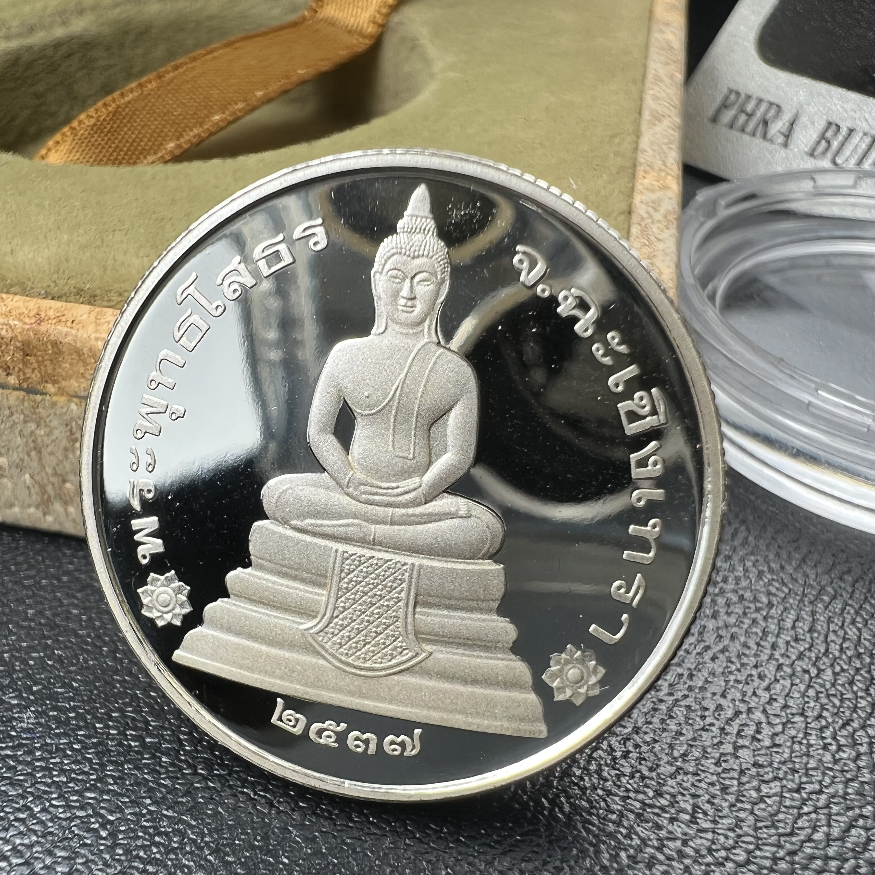 เหรียญพระพุทธโสธร รุ่นนานาชาติ(รุ่นแรก) วัดโสธรวรารามวรวิหาร ปี 2537 หลังพระธรรมจักร เนื้อเงินขัดเงา ขนาด 2.5 มม.สภาพสวยพร้อมกล่องและการ์ดใบรับรองเดิมครบสมบูรณ์(1 ใน 5000 เหรียญ)