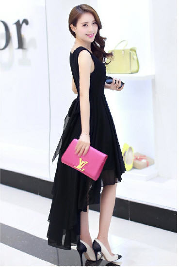 ชุดเดรสแขนกุด สีดำ ผ้าชีฟอง ด้านหน้าเป็นกระโปรงสั้น ด้านหลังยาว