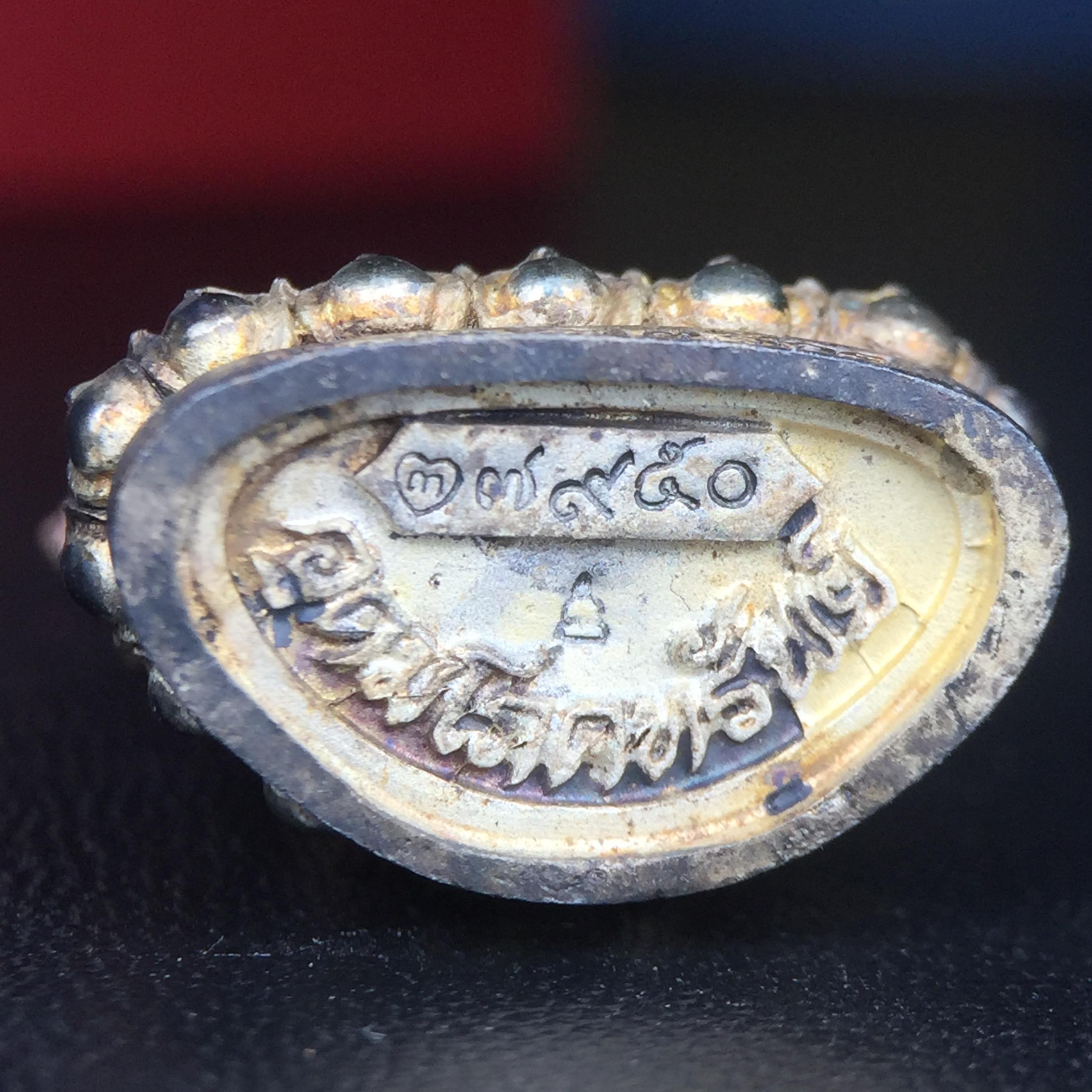 พระกริ่งอวโลกิเตศวร ( เจ้าแม่กวนอิม ) วัดโพธิ์แมนคุณาราม รุ่นอุดมโภคทรัพย์ พ.ศ.2539 เนื้อเงิน 3 กษัตริย์ พ่นทราย(ผิวเดิม ขึ้นสีรุ้งธรรมชาติ แบบนิยม เสน่ห์ของพระเนื้อเงิน) (พร้อมกล่องบรรจุการ์ดใบรับรองเดิมครบ) (อีกหนึ่งรุ่นยอดนิยม พุทธศิลป์สวยงดงาม)