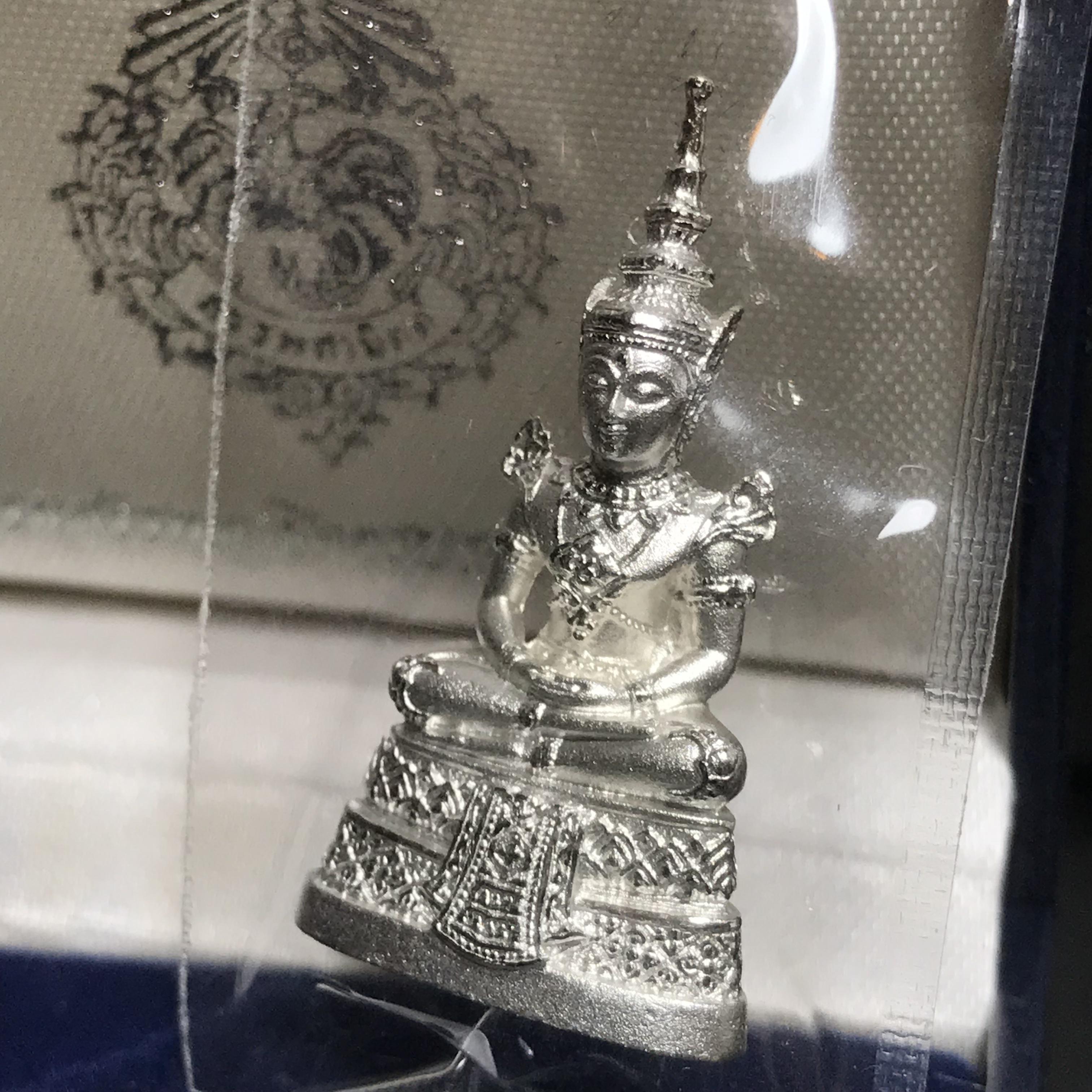 พระแก้วมรกต เนื้อเงินทรายนวลขัดเงา กรมสรรพสามิตจัดสร้างขึ้นเนื่องในโอกาสครบรอบ 64 ปีของกรมสรรพสามิต และเนื่องในวโรกาสที่พระบาทสมเด็จพระเจ้าอยู่หัวทรงครองราชย์ครบ 50 ปีในปีกาญจนาภิเษก เมื่อ พ.ศ.2539(คัดสภาพและเลขสวย)