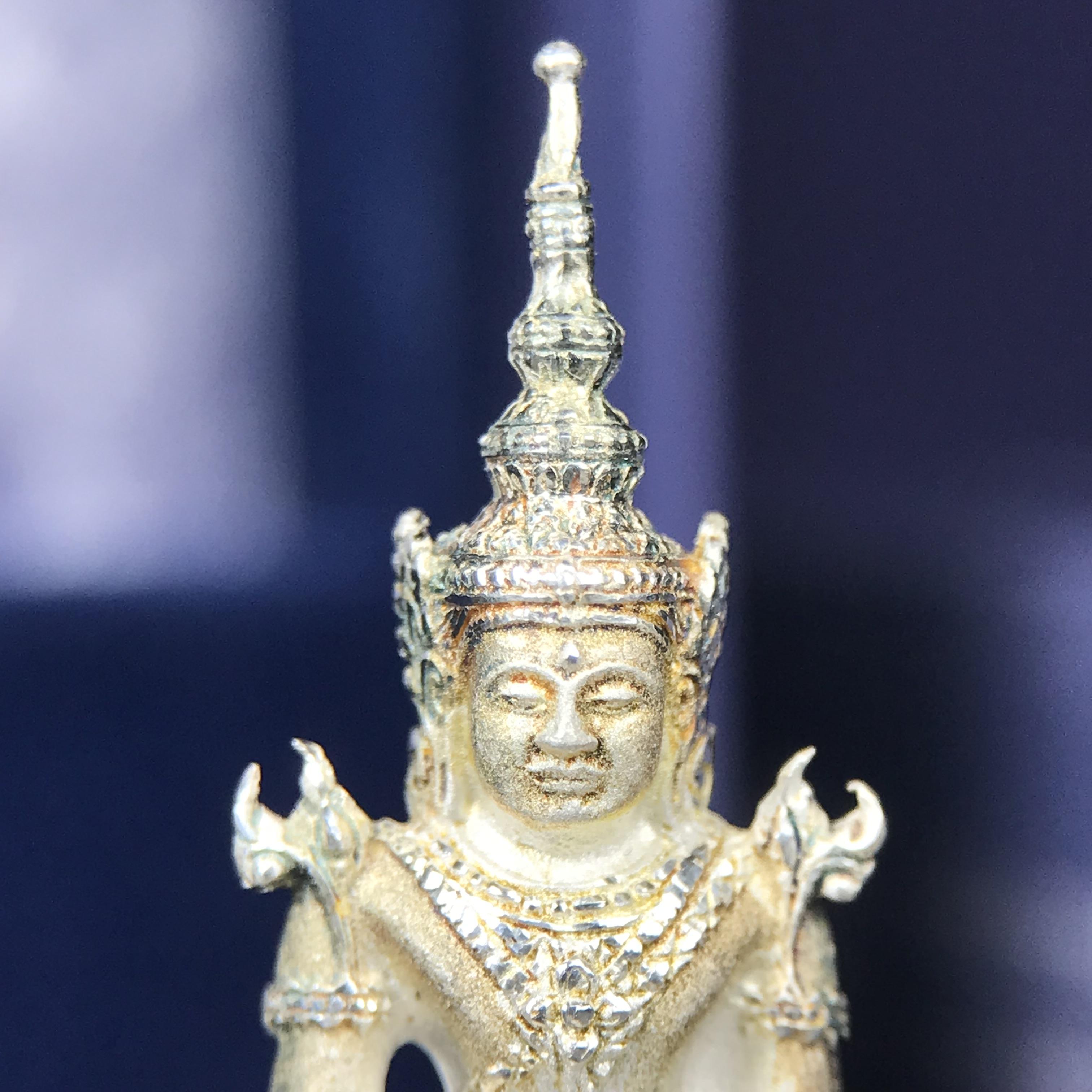 พระแก้วมรกต ภปร. ปี 2547 จัดสร้างโดยโรงพยาบาลภูมิพลอดุลยเดช เนื้อเงิน ลอยองค์ หน้าตัก 1/2 นิ้ว สูง 3.7 ซม. พิธีมหามังคาภิเษก ณ พระอุโบสถวัดพระศรีรัตนศาสดาราม(วัดพระแก้ว) งดงามทรงคุณค่าอีกหนึ่งรุ่นยอดนิยม หายาก(องค์หมายเลขต้นๆหลักร้อย ๒๙๘)ผิวเดิมติดรุ้งสวย