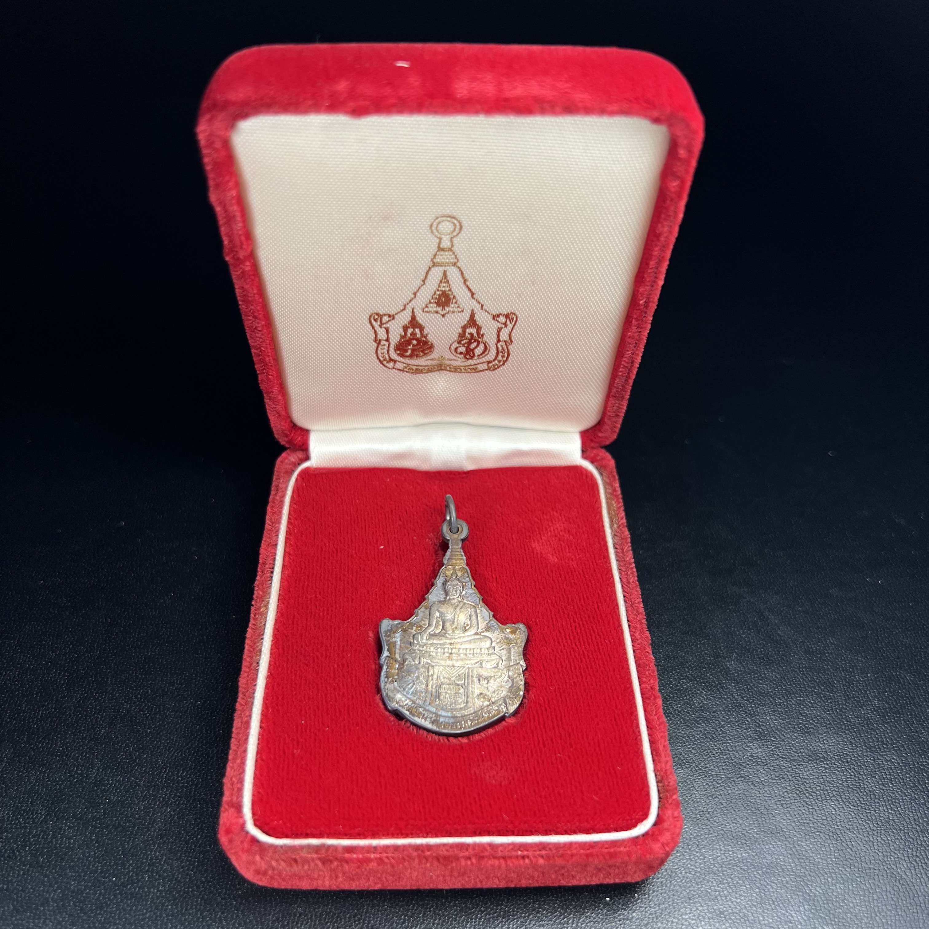 เหรียญพระพุทธญาณนเรศวร์ รุ่นแรก หลังพระปรมาภิไธย ภปร.และ สก.วัดญาณสังวราราม จ.ชลบุรี ปี 2527 เนื้อเงิน(ผิวเดิม ขึ้นรุ้งผิวน้ำทองกระจายทั่วเหรียญสวยมาก)ขนาด 2.3 x 3.8 ซม. พร้อมกล่องเดิม สมเด็จพระญาณสังวร ประธานในพิธีมหาพุทธาภิเษก(เนื้อเงินพบเจอน้อย หายาก)