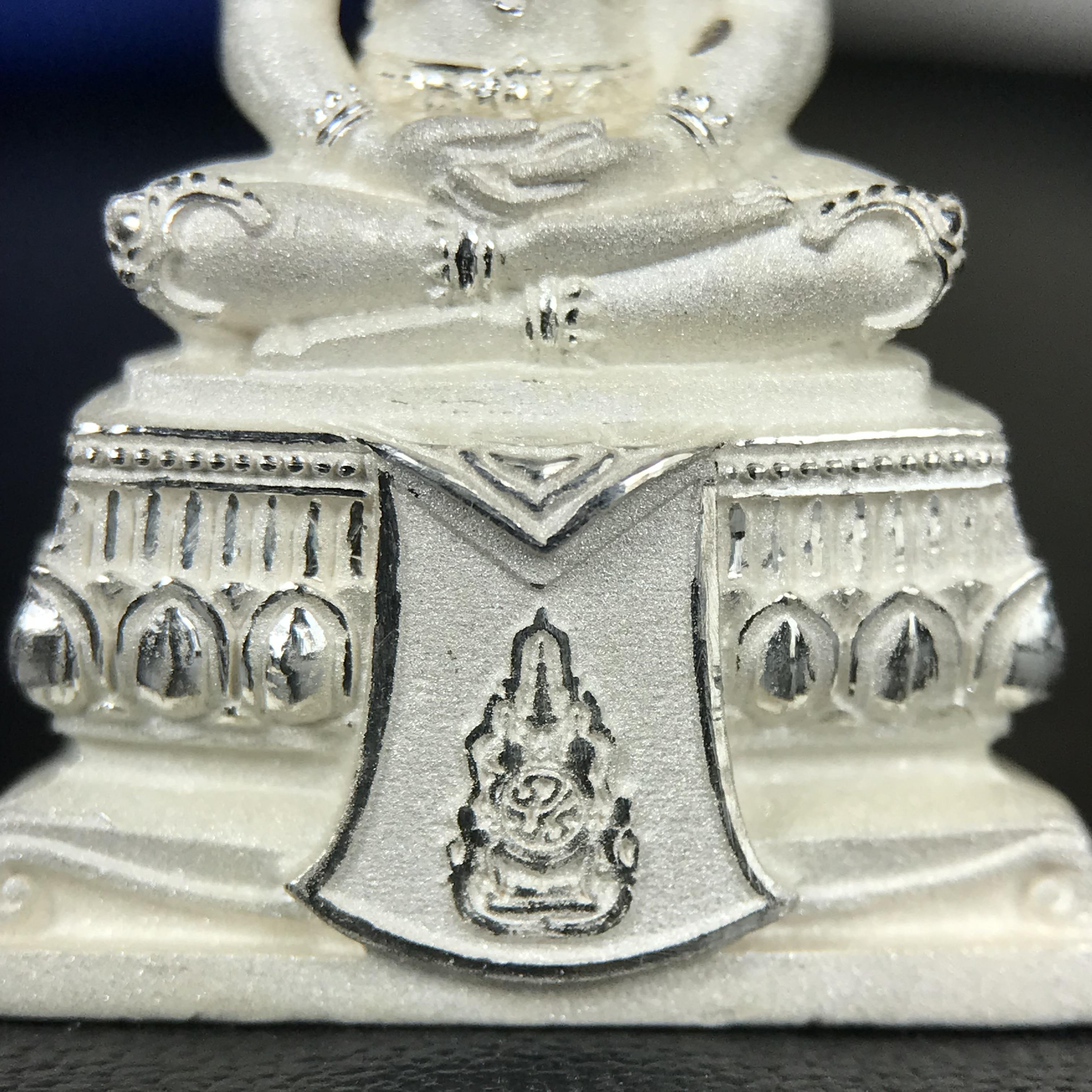 พระแก้วมรกต ทรงเครื่องฤดูร้อน พระราชทานประดิษฐานตราสัญลักษณ์ฉลองสิริราชสมบัติ ครบ 60 ปี ในหลวงรัชกาลที่ 9 พ.ศ.2549 เนื้อเงินลอยองค์พิมพ์ใหญ่ สูง 3.6 ซม. ขนาดหน้าตัก 1/2 นิ้ว (พิธีใหญ่มหาพุทธาภิเษก ณ พระอุโบสถวัดพระแก้ว เกจิอาจารย์ ทั่วประเทศ 108 รูป )