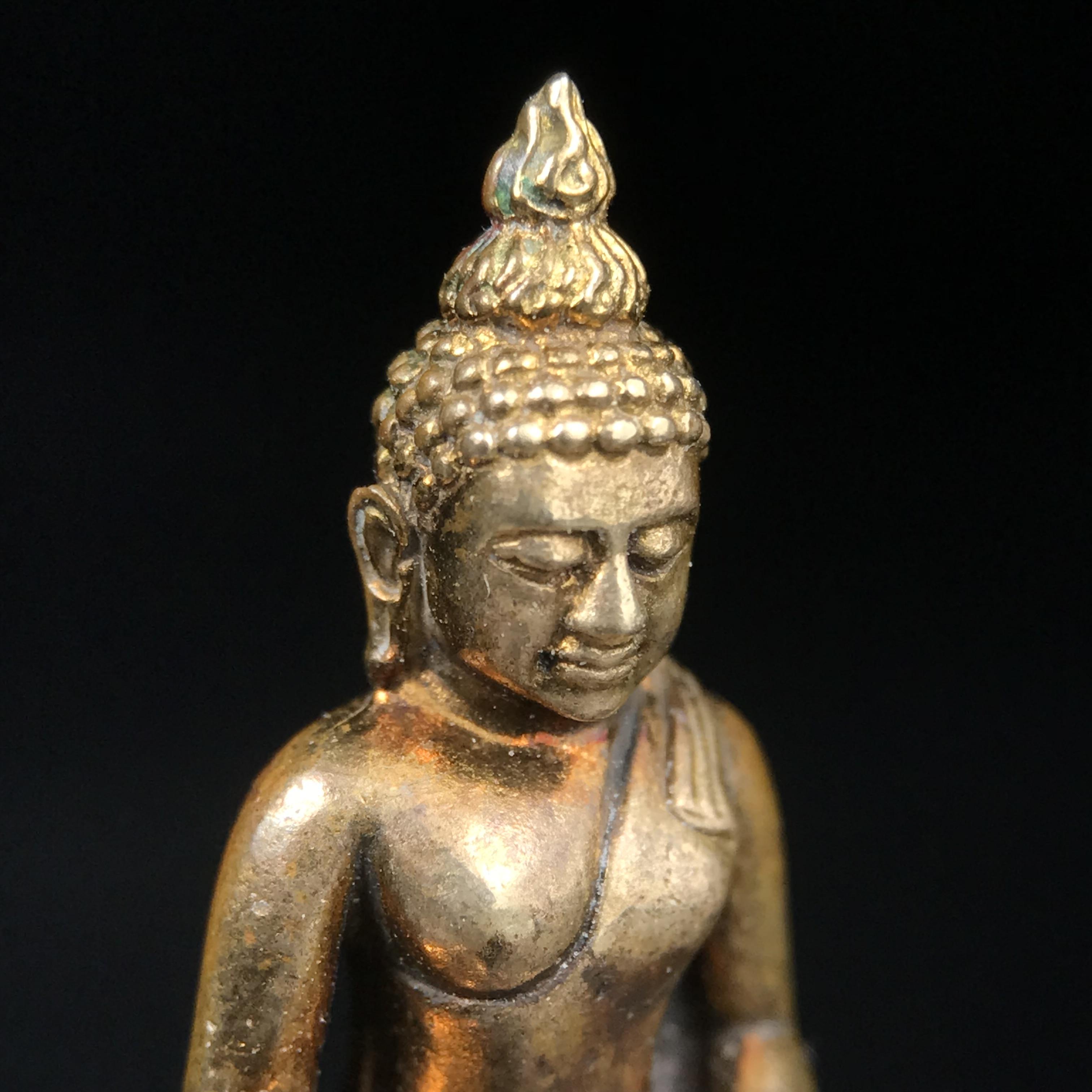 พระกริ่งไพรีพินาศ บรรจุเหล็กไหล ครั้งแรกและครั้งเดียวในประวัติศาสตร์ เฉลิมพระเกียรติ พระบาทสมเด็จพระเจ้าอยู่หัวรัชกาลที่9 พระชนมพรรษา 6 รอบ ปี2542 เนื้อสัมฤทธิ์(บรรจุเหล็กไหล)ดีนอก-ดีใน พิธีใหญ่ มวลสารเด่น(พิเศษกรรมการ ตอก 2 โค๊ต หมายเลข ๒๒๑๘)หายาก