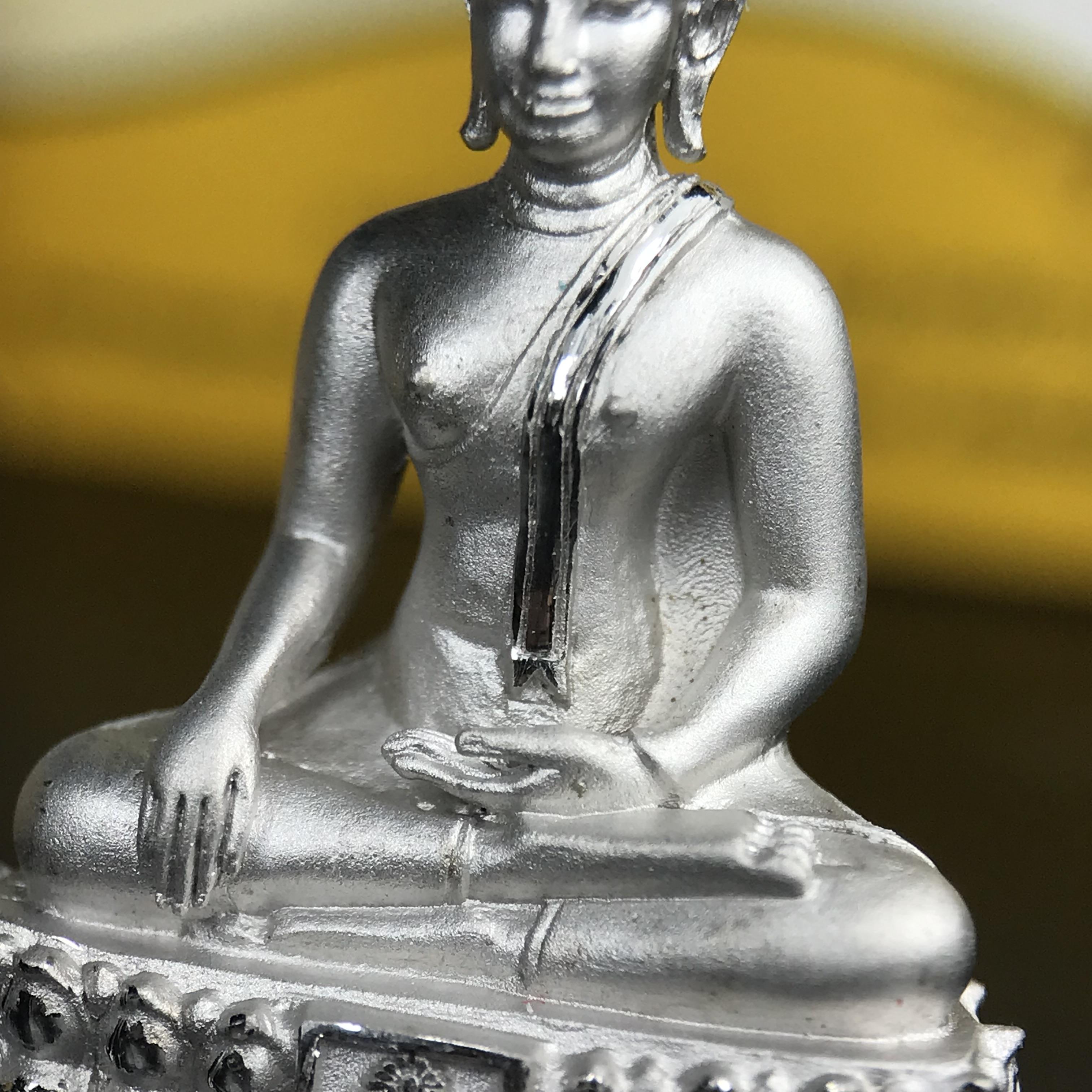 พระพุทธรูปคุ้มเกล้า ภปร.(ใต้ร่มพระบารมี คุ้มเกล้า) 60ปี โรงพยาบาลภูมิพลฯ พ.ศ.2552 เนื้อเงิน ชุบทองคำขาว(พิมพ์ใหญ่ขนาด 35.5*24 มม.)สภาพสวยเดิมพร้อมกล่องบรรจุเดิม ตอกโค๊ดหมายเลข ๘๒๒ หายาก(1ใน5000 องค์)