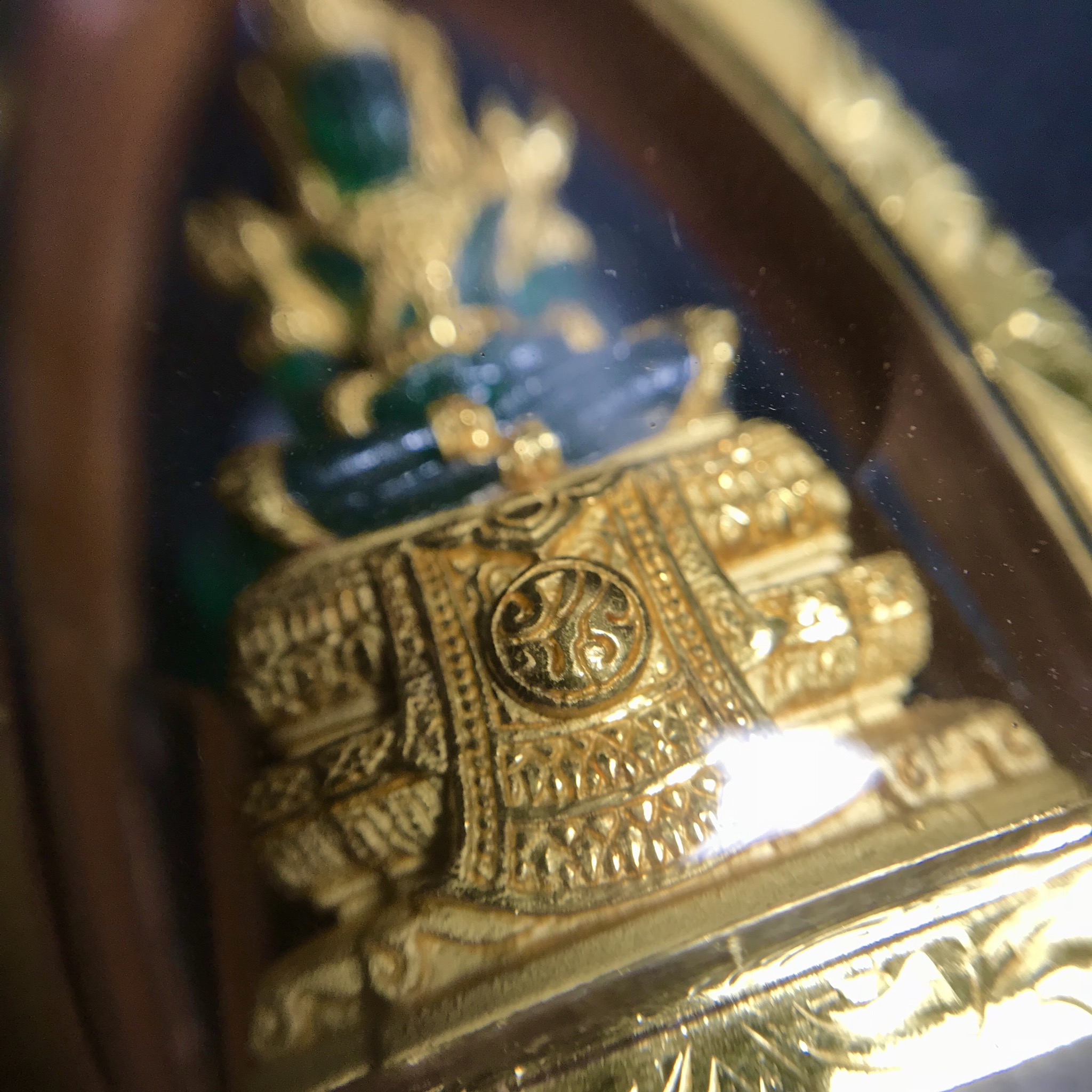 พระแก้วมรกต ภปร. ปี2547 จัดสร้างโดย รพ.ภูมิพลฯ เนื้อเรซิ่นหุ้มทองคำพิมพ์ลอยองค์ หน้าตัก 1/2 นิ้ว เลี่ยมกรอบทองคำแท้พร้อมใช้