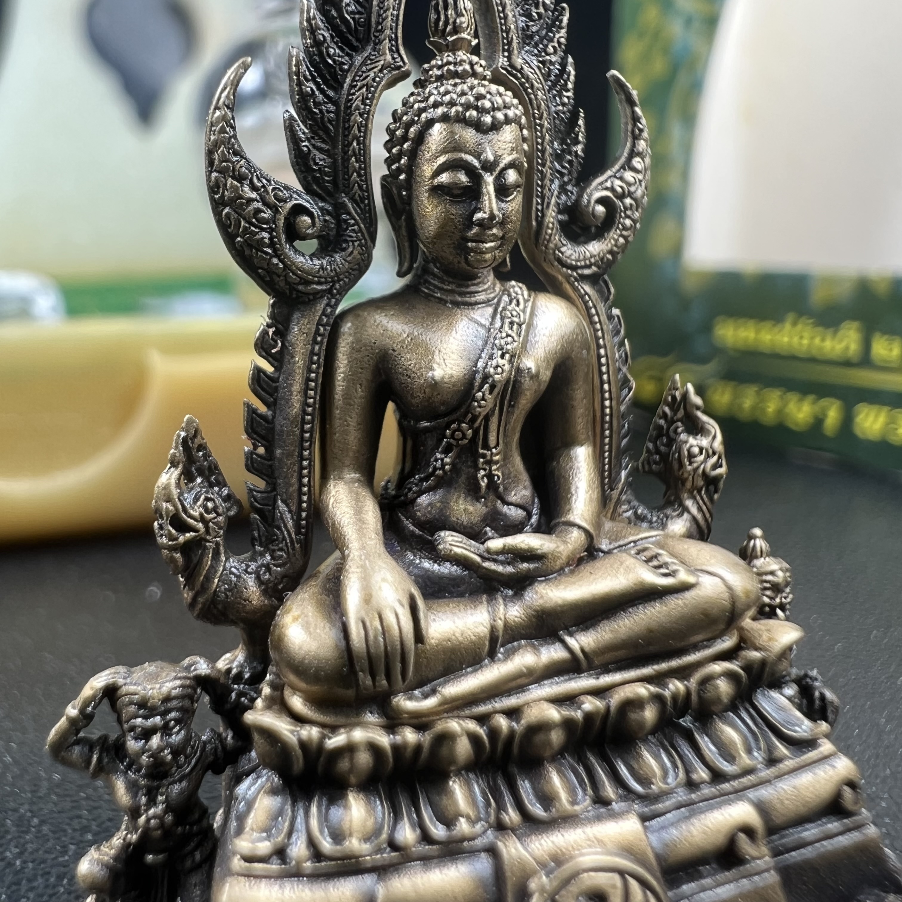 พระพุทธชินราช(จำลอง) ภปร. 84 พรรษา ปี 2554 เนื้อบรอนซ์รมดำซาติน พิมพ์กลางขนาดหน้าตัก 1/2 นิ้ว(พระราชทานมวลสาร จิตรลดาและเส้นพระเจ้า(เส้นผม)รัชกาลที่9)พุทธศิลป์ทรงคุณค่าอีกหนึ่งรุ่นยอดนิยม