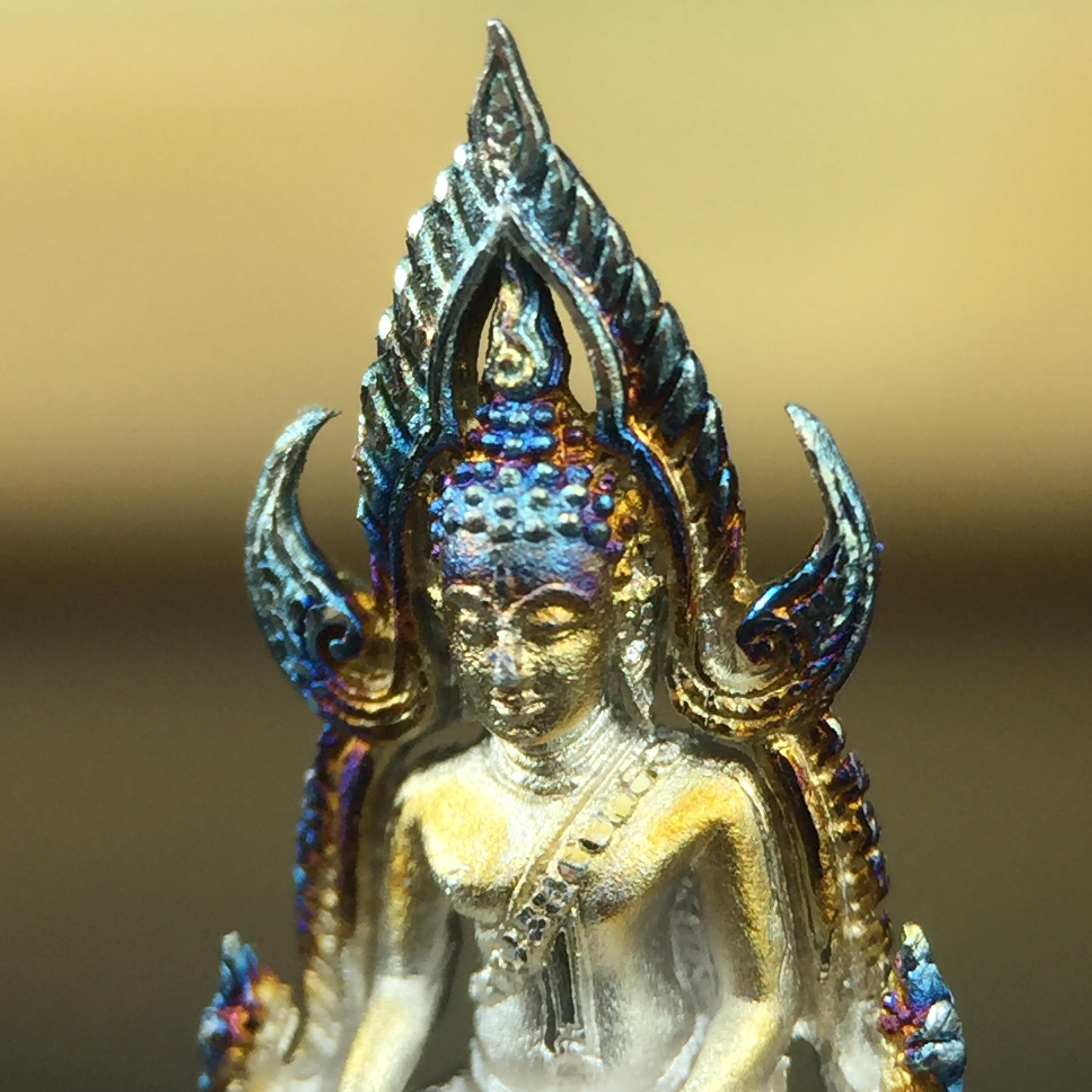 พระพุทธชินราช(จำลอง) ภปร. 84 พรรษา เนื้อเงินชุบทองคำขาว พิมพ์เล็กขนาดหน้าตัก 1/4 นิ้ว (สภาพผิวเดิมสวย ขึ้นสีรุ้งธรรมชาติ แบบนิยม)(พระราชทานมวลสาร จิตรลดาและเส้นพระเจ้า(เส้นผม))พุทธศิลป์ทรงคุณค่าอีกหนึ่งรุ่นยอดนิยม