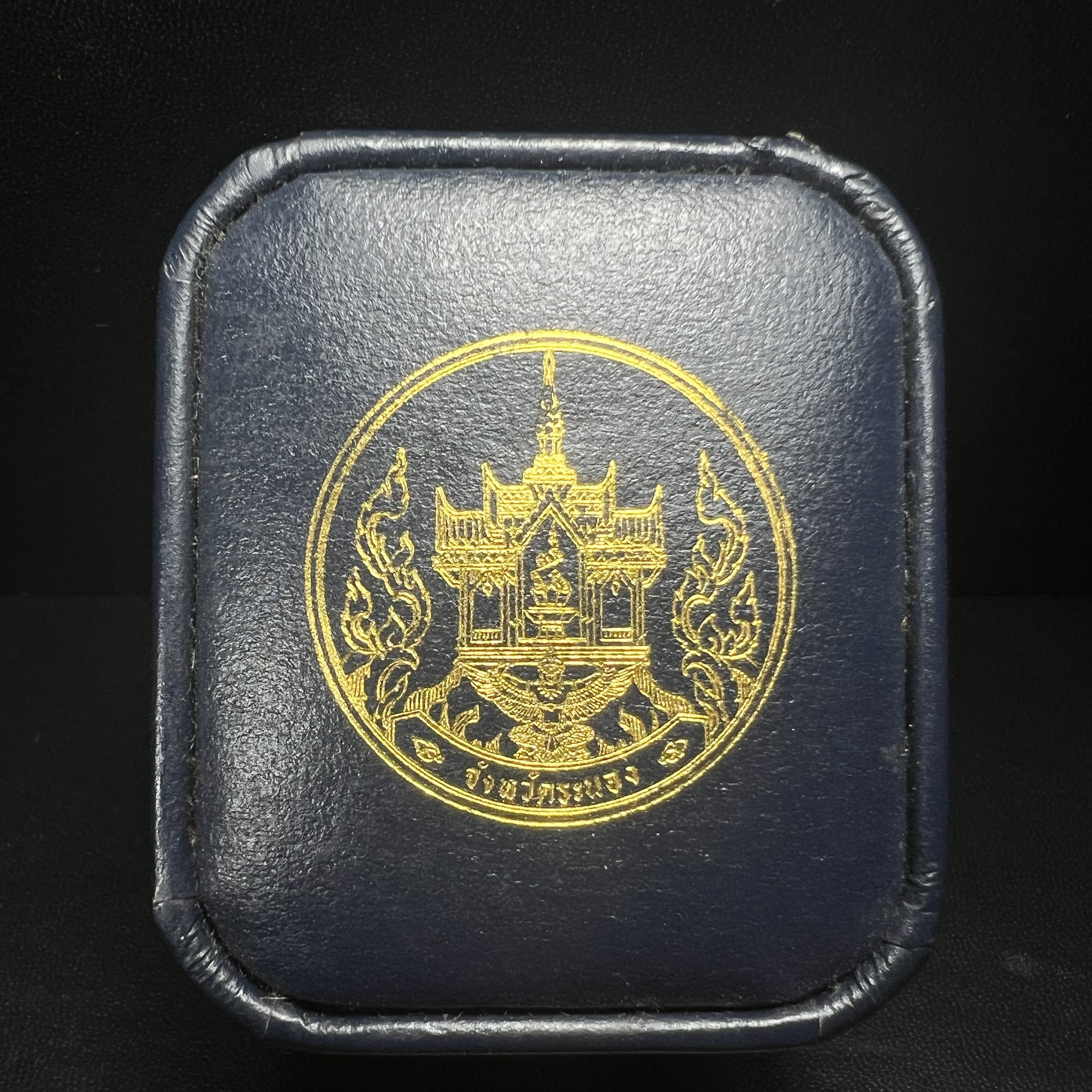 รูปหล่อลอยองค์พระโพธิสัตว์กวนอิม ทรงประทับมังกร จ.ระนอง ปี 2539 เนื้อเงิน พิมพ์ใหญ่(ผิวกลับดำทูโทนเข้มขลังสวยงามมีเสน่ห์)(สภาพผิวเดิม)(เสน่ห์พระเนื้อเงินสีสันที่ธรรมชาติสรรค์สร้าง)เฉลิมฉลองในวโรกาสที่พระบาทสมเด็จพระเจ้าอยู่หัวทรงครองสิริราชสมบัติครบ50ปี