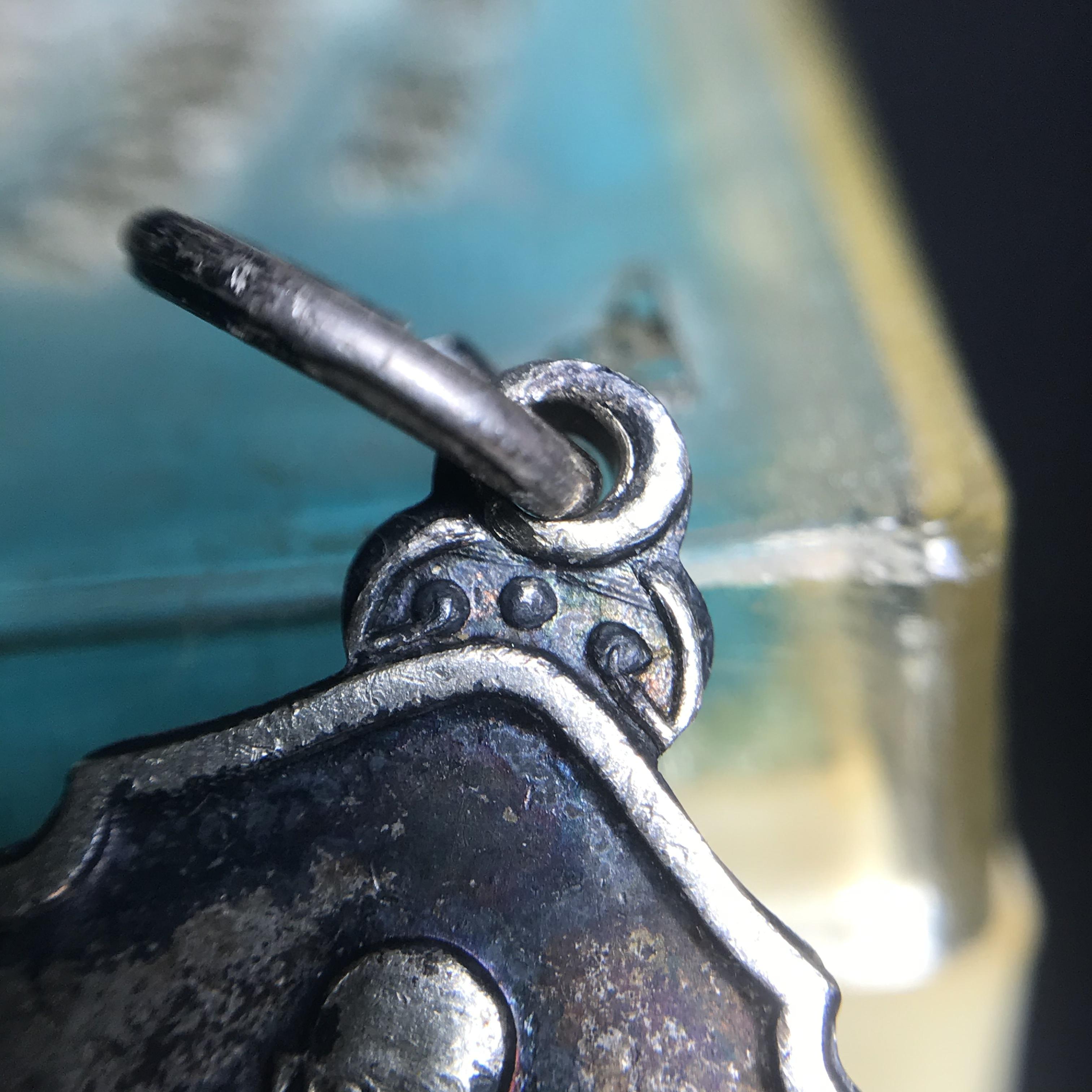 เหรียญในหลวงทรงผนวช กองทัพภาคที่3 ปี2517 เนื้อเงิน(ในหลวงรัชกาลที่9เสด็จในพิธี)(คัดสภาพสวย ผิวเดิม เส้นวงเดือนวิ่งคมชัด สวยมาก)(1ใน2000เหรียญ)