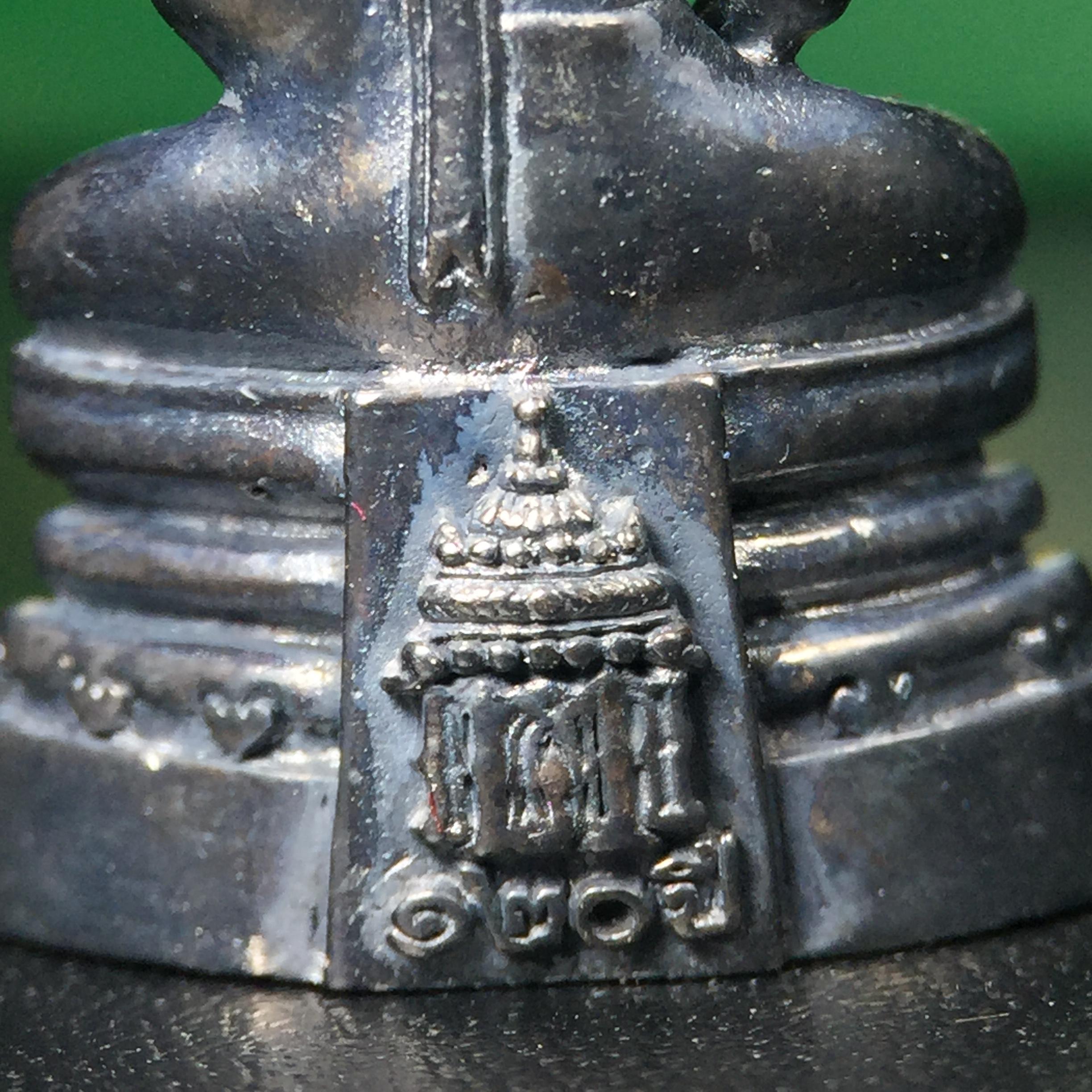 พระพุทธโสธร รุ่น กศก. 120 ปี เนื่องในโอกาสครบ 120 ปี กรมศุลกากร กระทรวงการคลัง จัดสร้าง ปี 2537 เนื้อเงินบริสุทธิ์ 99.9% ผิวขัดเงาลงดำ(งานบริษัท แพรนด้า จิวเวลรี่)สวยงดงาม ทรงคุณค่า